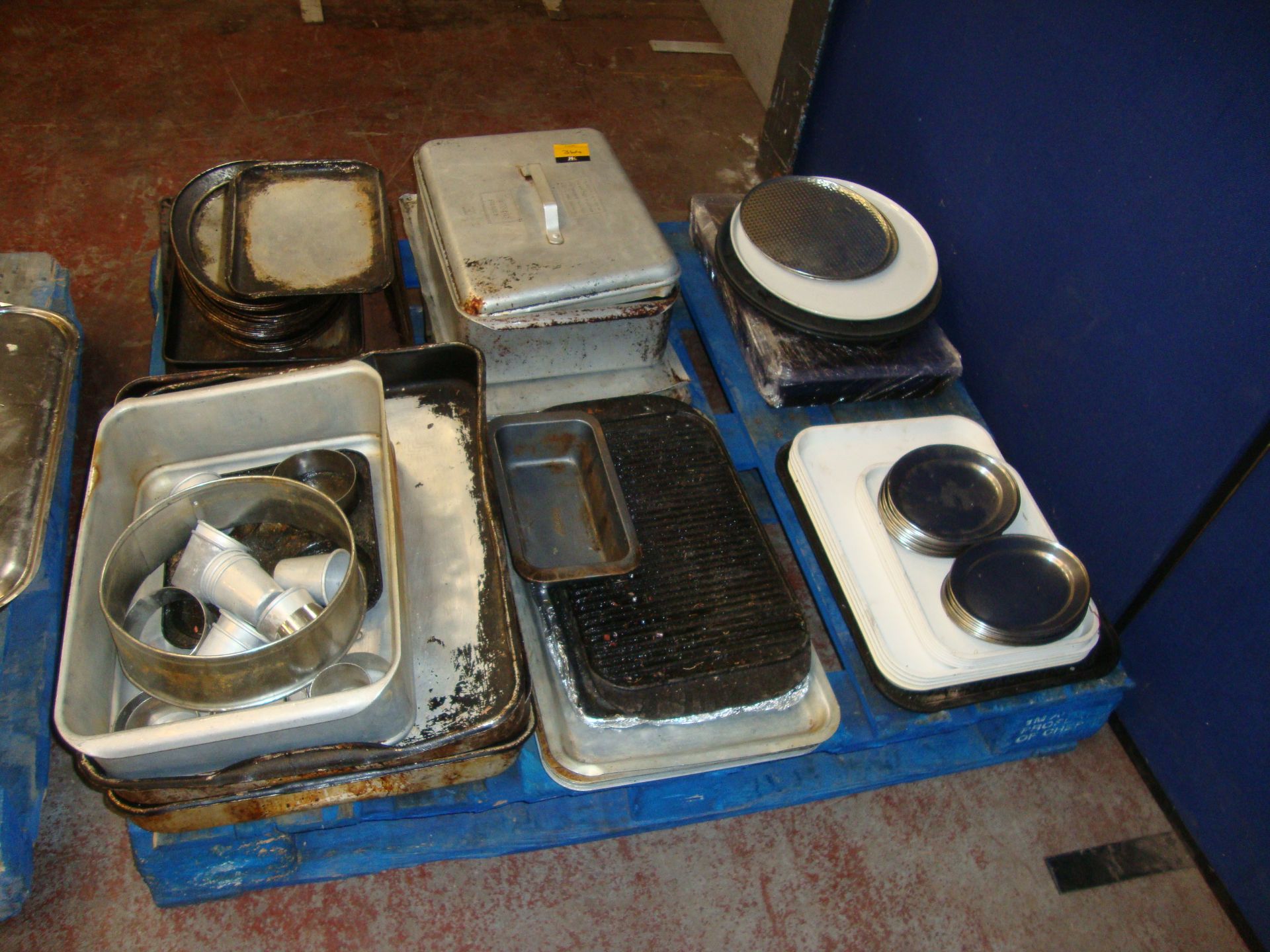 The contents of a pallet of assorted trays, dishes & other items