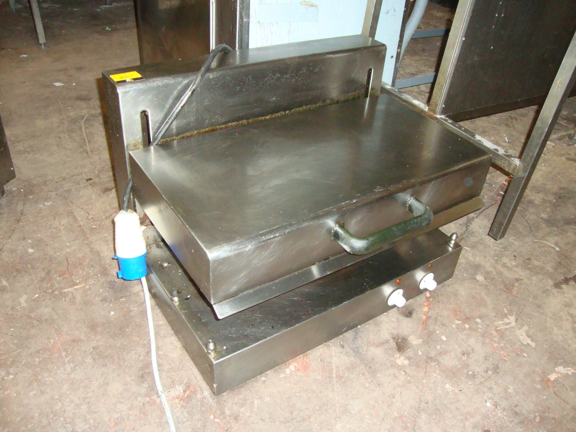 Stainless steel salamander with adjustable height grill