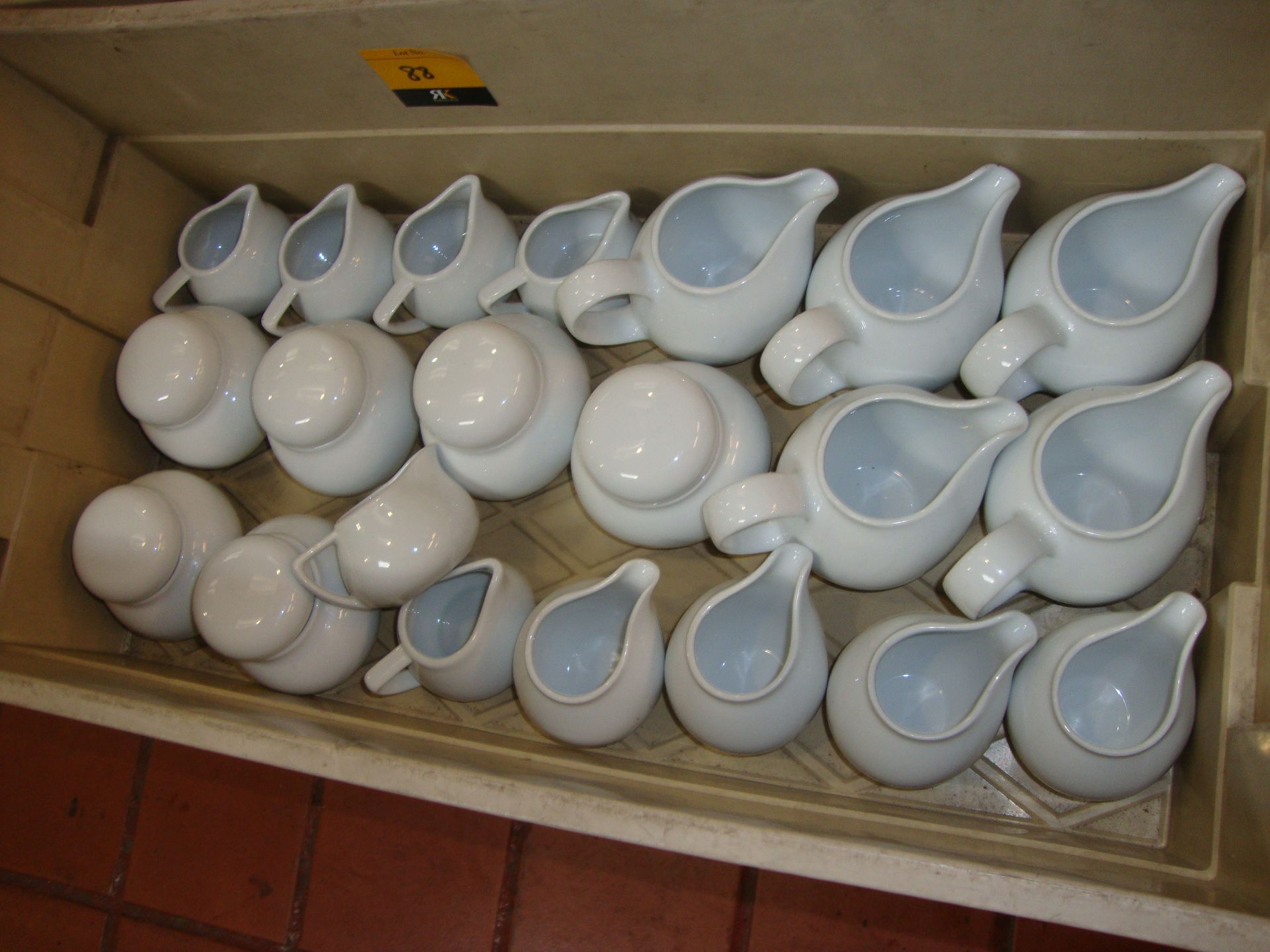 Quantity of milk jugs & sugar bowls