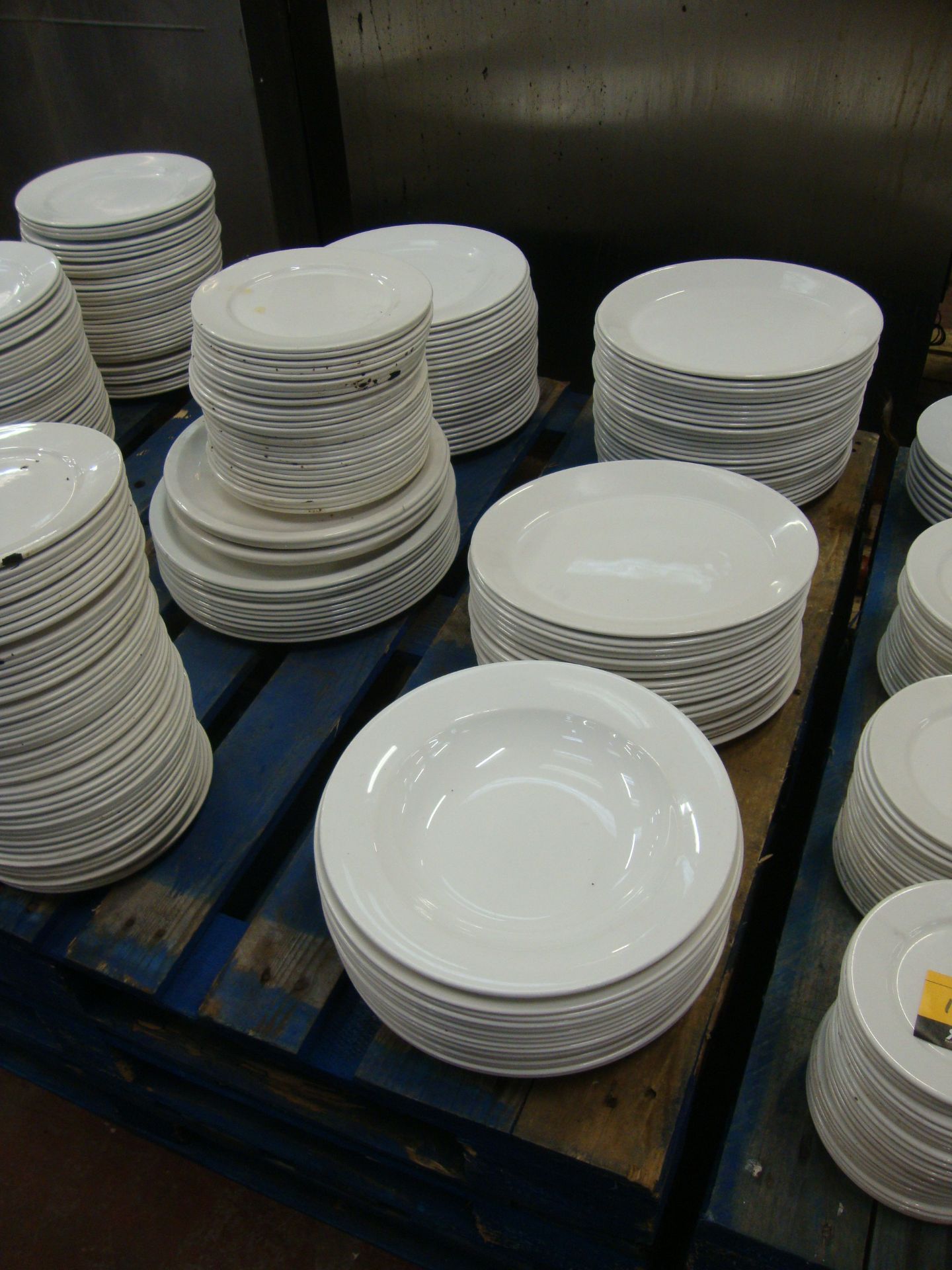 The contents of a pallet of plates & bowls - several hundred pieces in total - Image 4 of 5