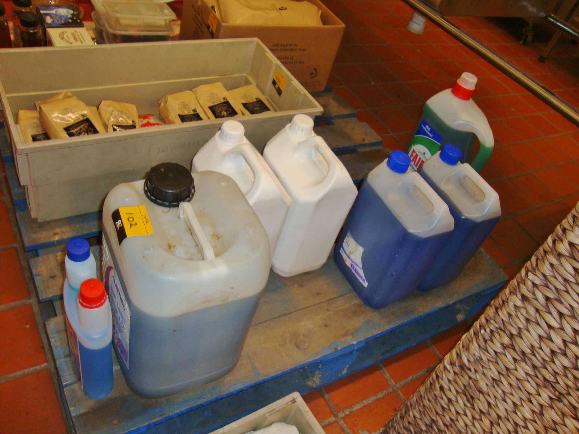 Row of assorted cleaning fluids & related items - Image 4 of 4