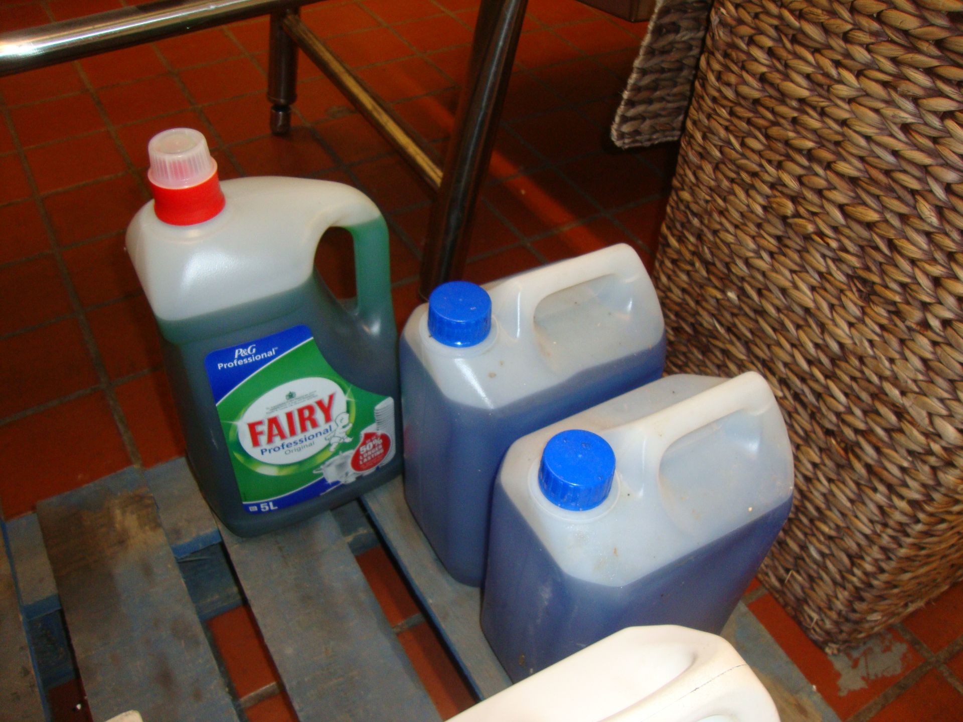 Row of assorted cleaning fluids & related items - Image 3 of 4