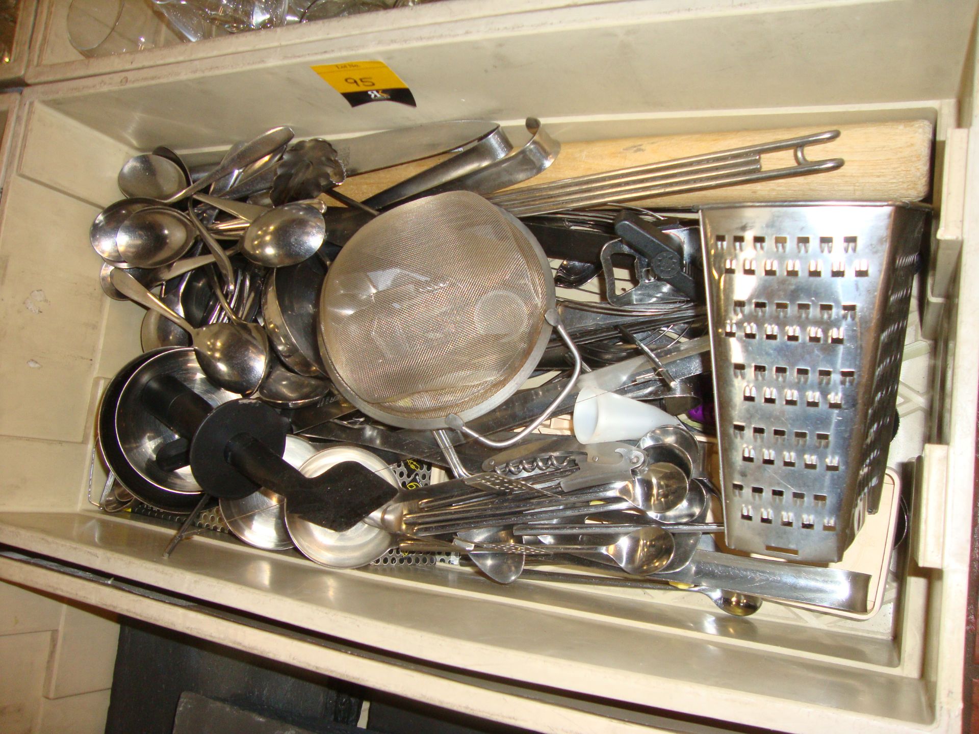 The contents of a crate of assorted cutlery & utensils - Bild 2 aus 3