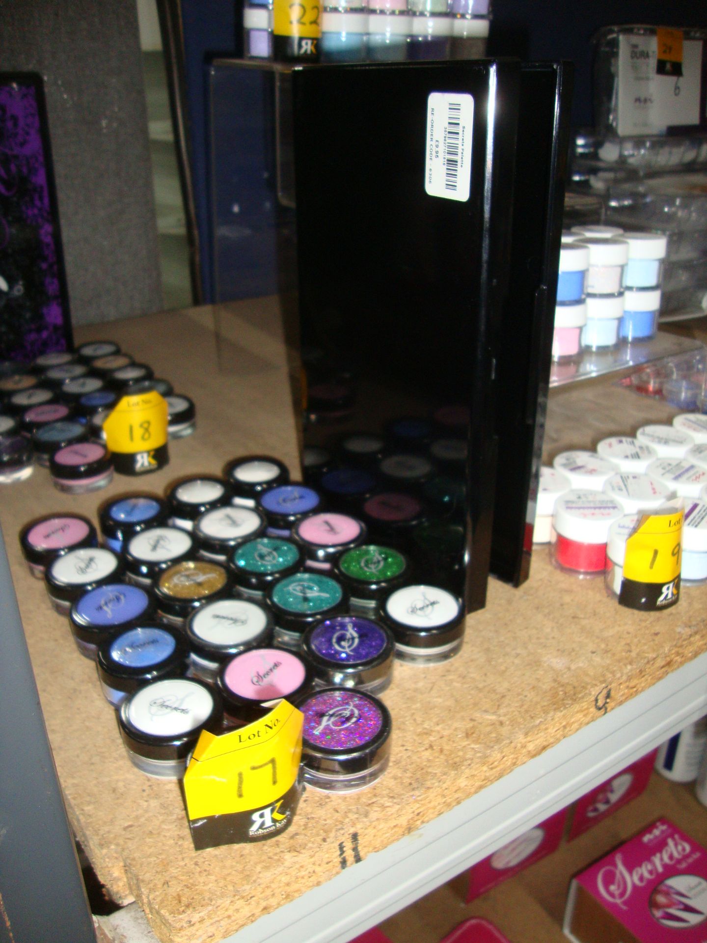 22 off 5gr tubs of Secrets by NSI Assorted Glitters. This lot includes a travel box capable of - Image 2 of 3