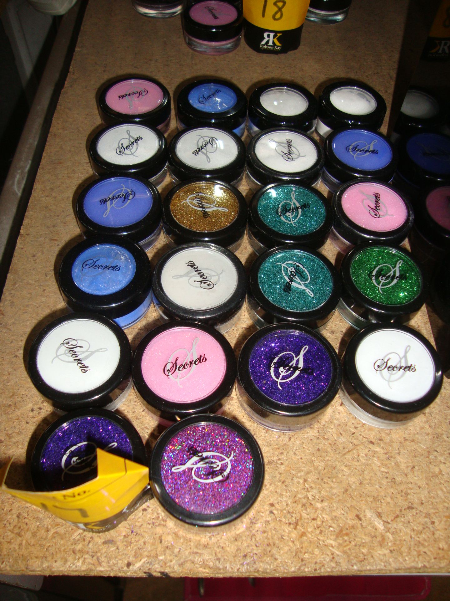 22 off 5gr tubs of Secrets by NSI Assorted Glitters. This lot includes a travel box capable of - Image 3 of 3