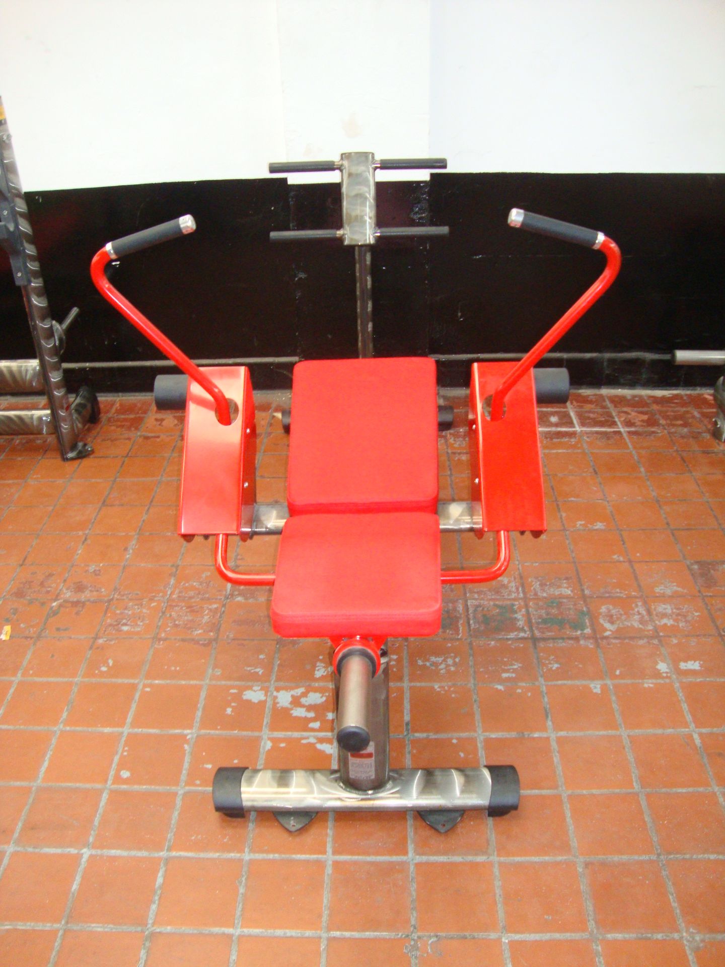 Gym 80 Sygnum Pure Kraft plate loaded abdominal machine, with silver/red frame & red upholstery, - Image 2 of 6