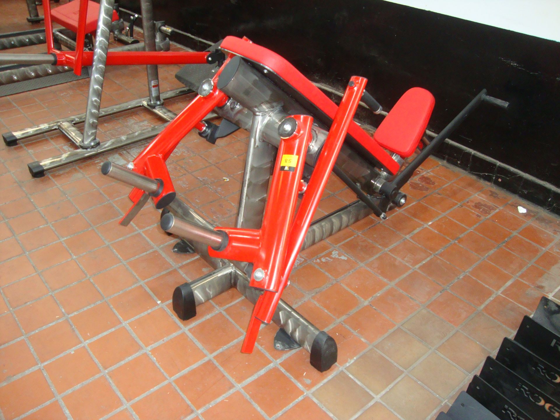 Gym 80 Sygnum Pure Kraft butterfly plate loaded machine, with silver/red frame & red upholstery, - Image 2 of 5