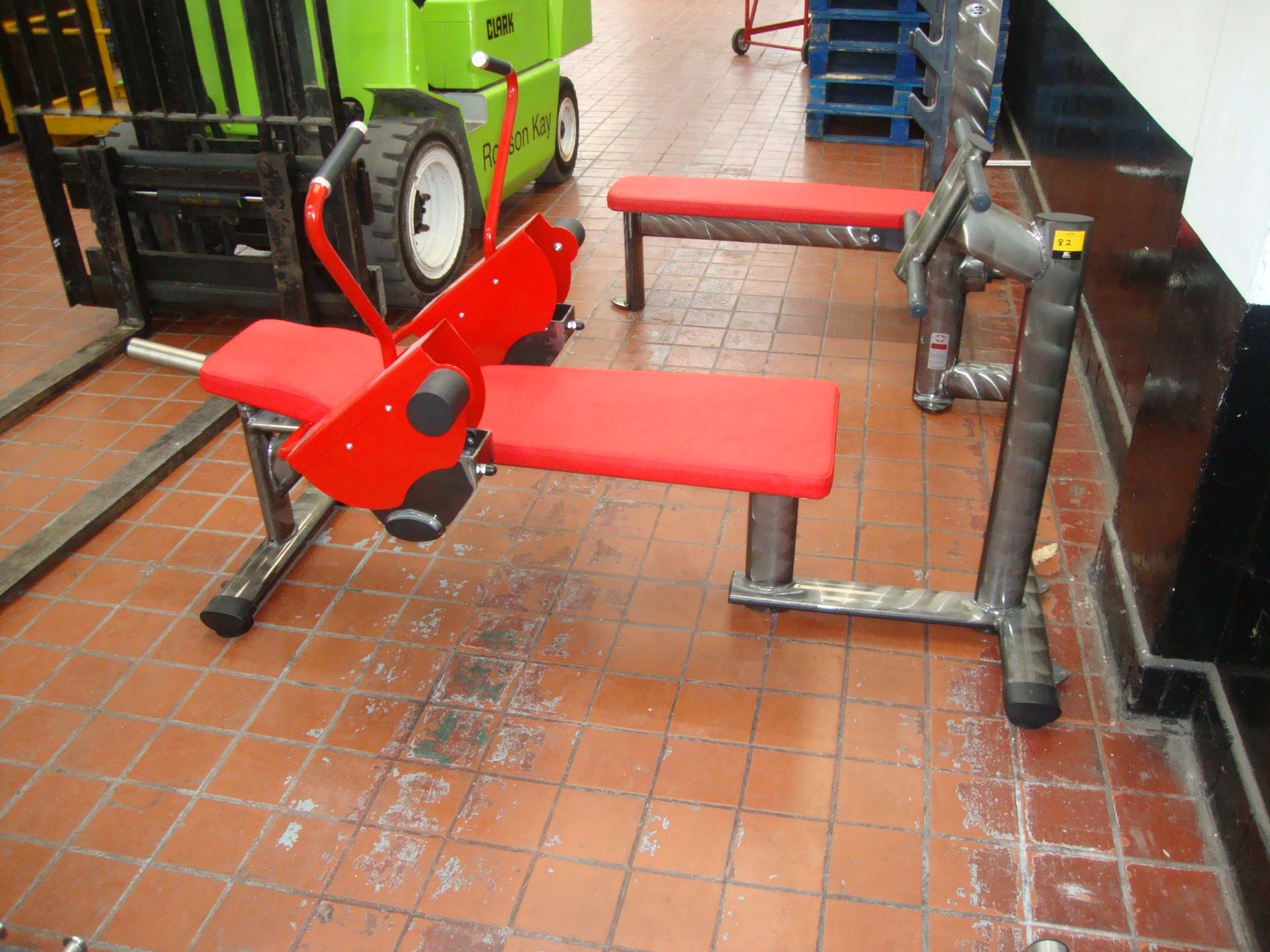 Gym 80 Sygnum Pure Kraft plate loaded abdominal machine, with silver/red frame & red upholstery, - Image 4 of 6