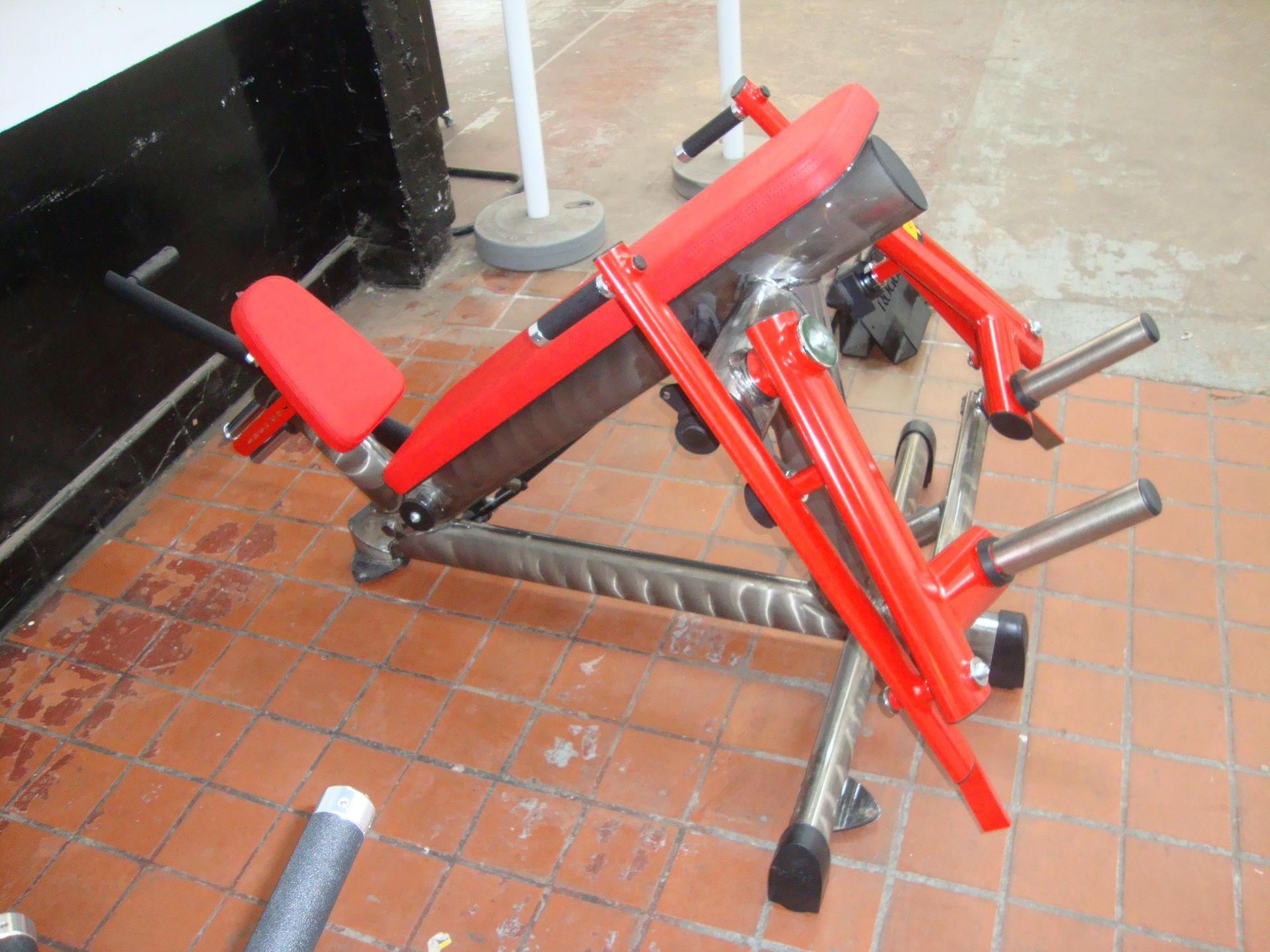 Gym 80 Sygnum Pure Kraft butterfly plate loaded machine, with silver/red frame & red upholstery, - Image 4 of 5