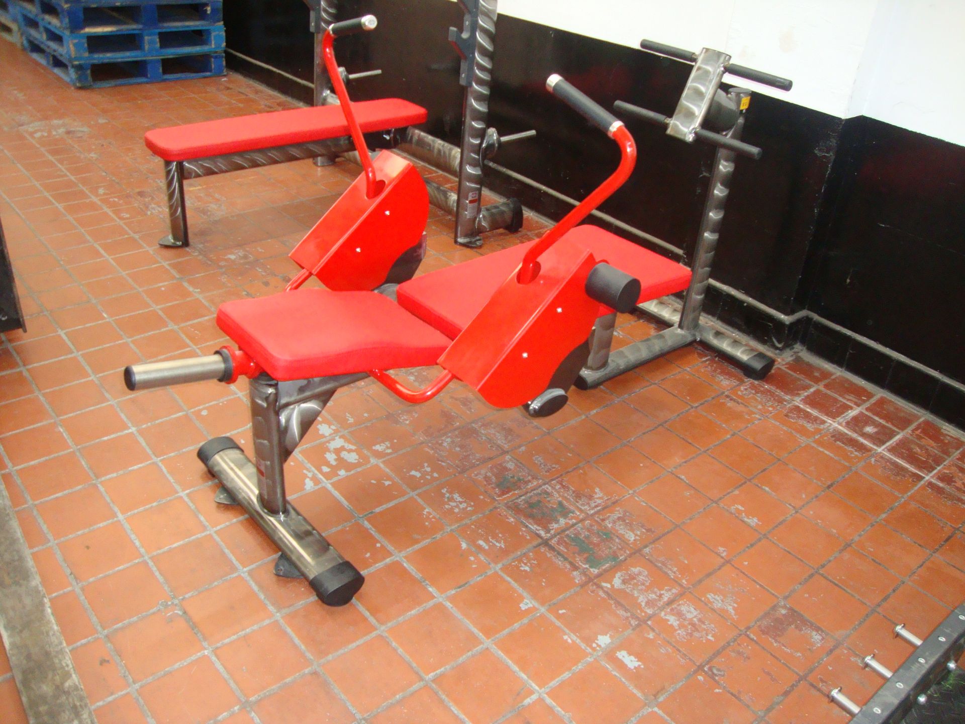 Gym 80 Sygnum Pure Kraft plate loaded abdominal machine, with silver/red frame & red upholstery, - Image 3 of 6