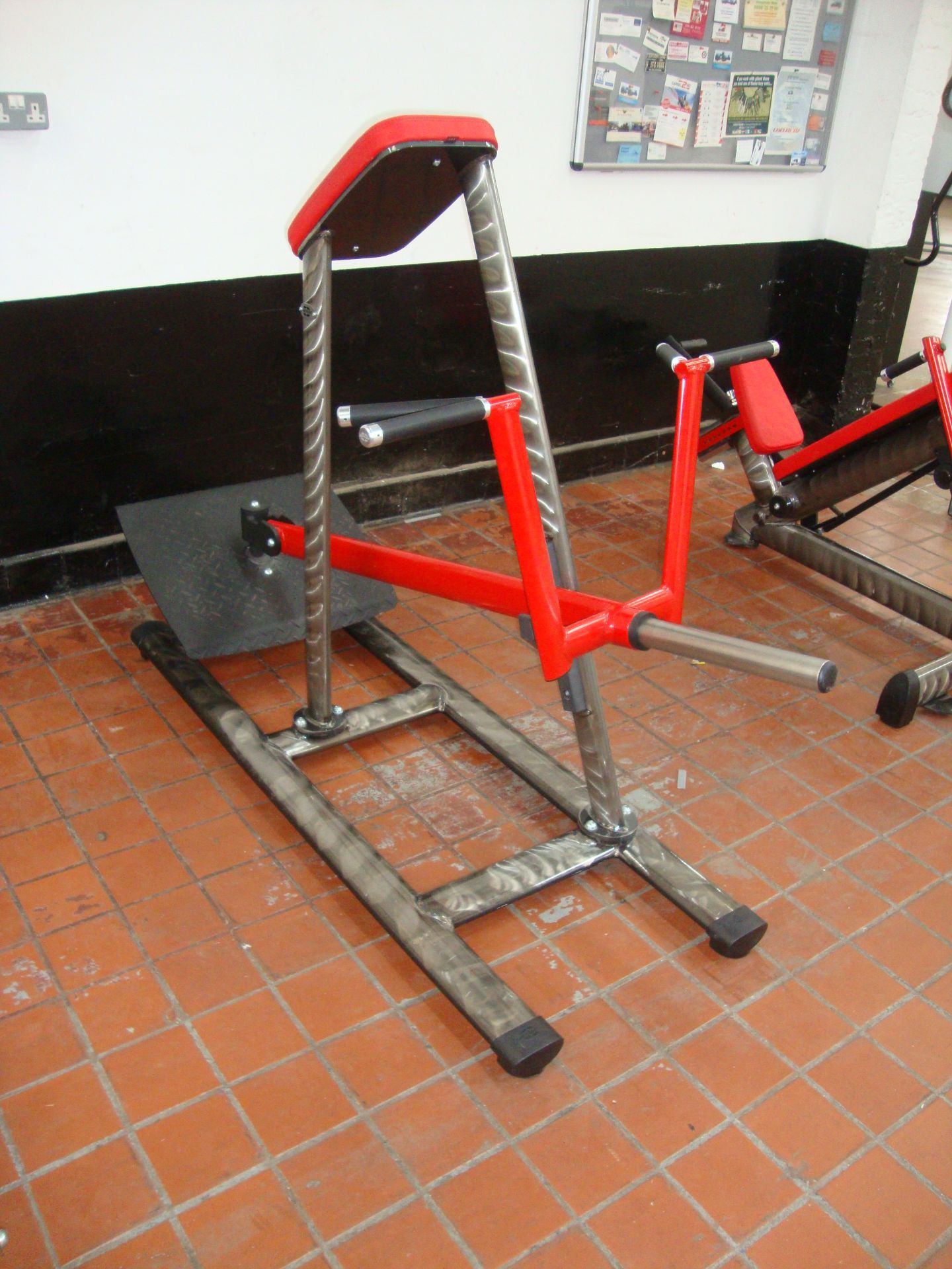 Gym 80 Sygnum Pure Kraft plate loaded T-bar-rower/chest support with chest pad & angled foot plate