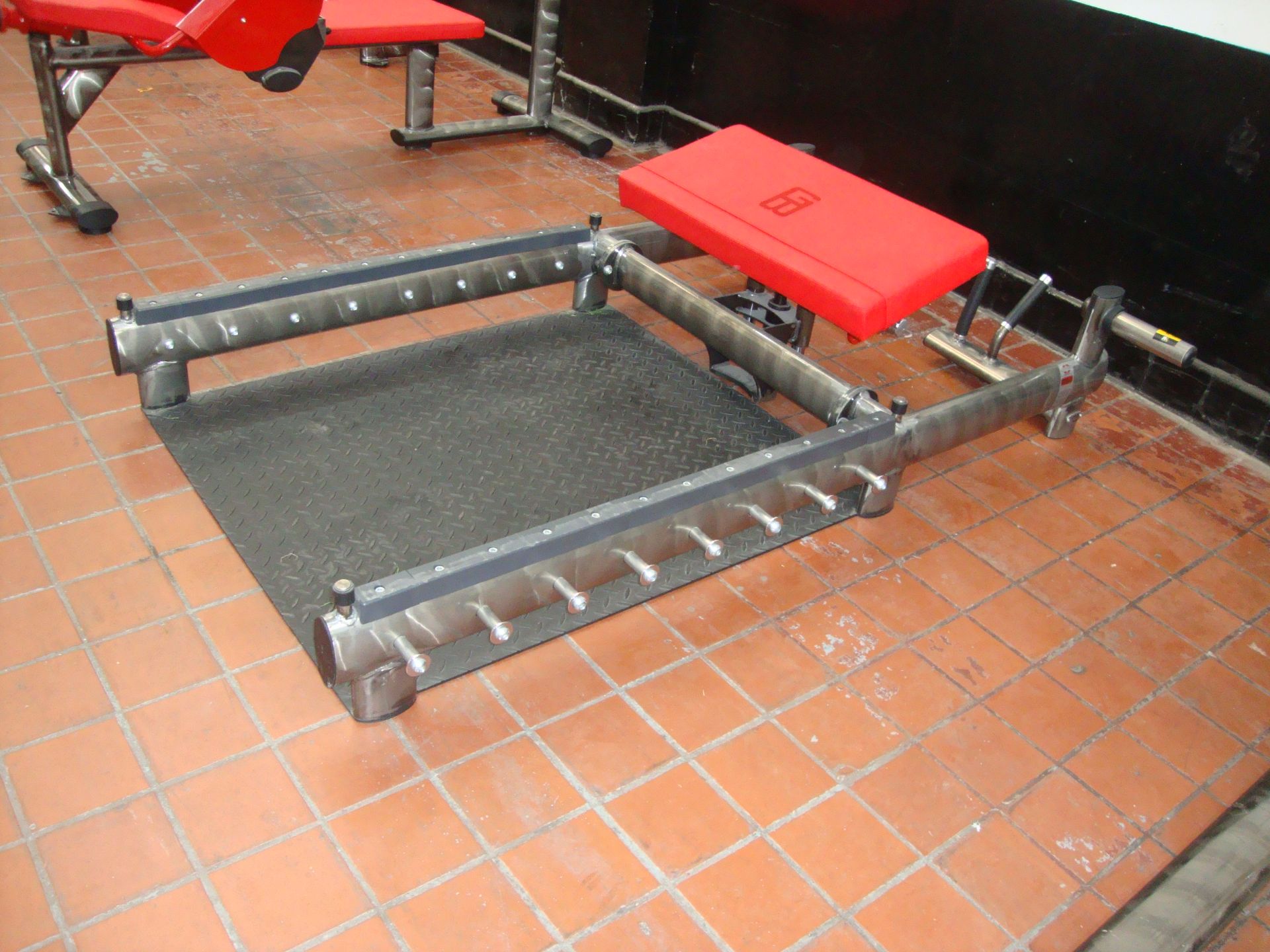 Gym 80 Sygnum glute builder, with silver frame & red upholstery, understood to have been purchased - Image 2 of 6