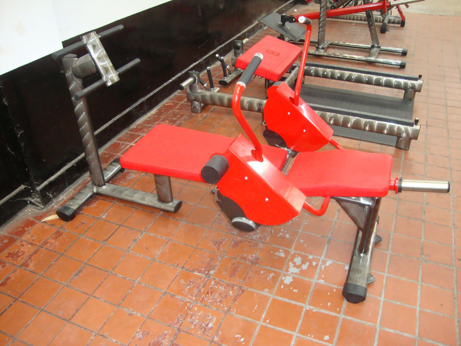 Gym 80 Sygnum Pure Kraft plate loaded abdominal machine, with silver/red frame & red upholstery,