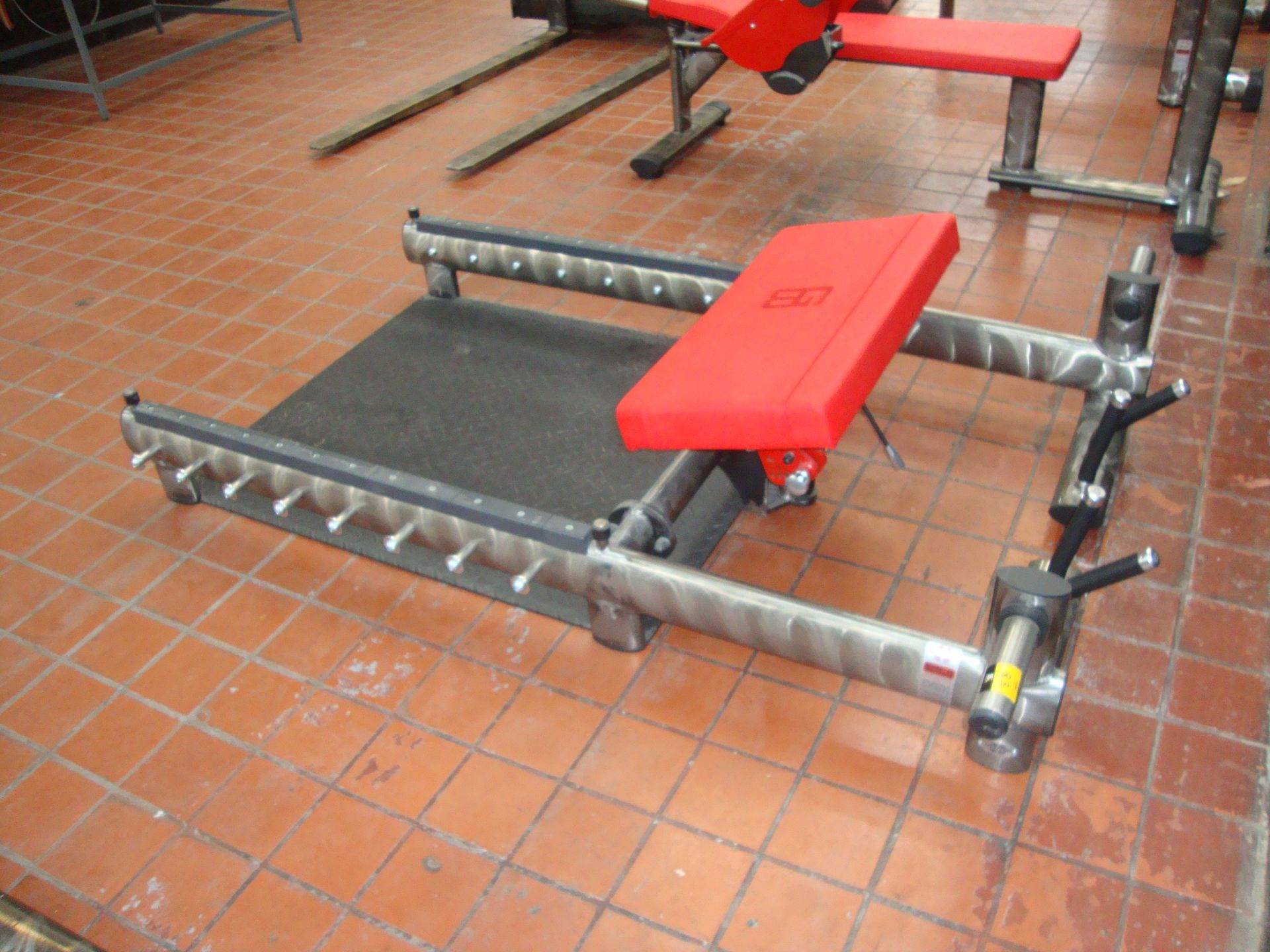 Gym 80 Sygnum glute builder, with silver frame & red upholstery, understood to have been purchased - Image 3 of 6