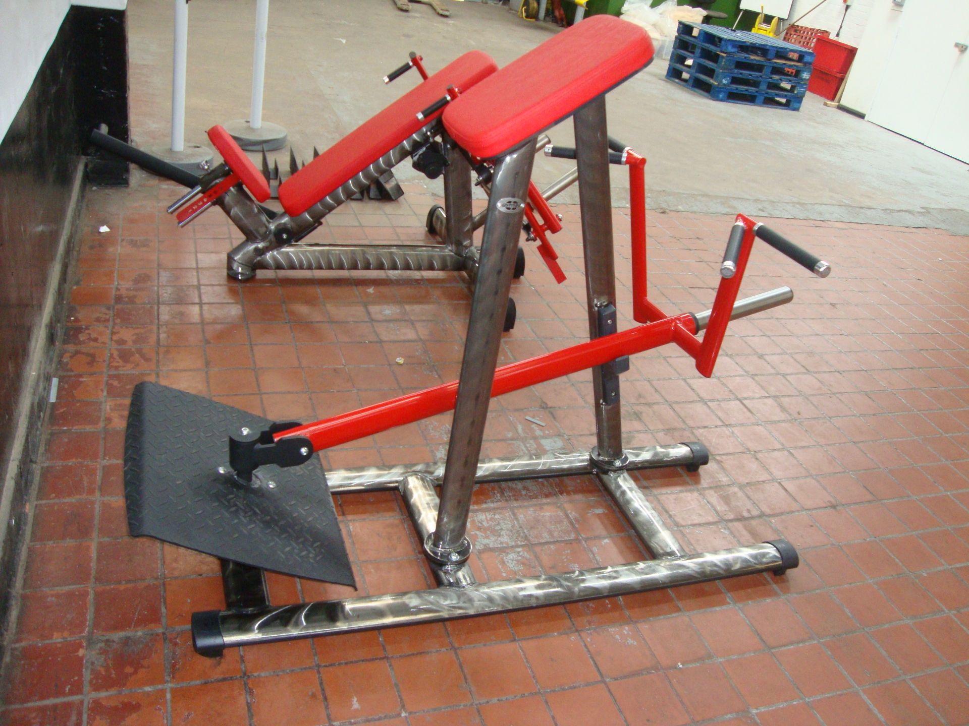 Gym 80 Sygnum Pure Kraft plate loaded T-bar-rower/chest support with chest pad & angled foot plate - Image 4 of 6