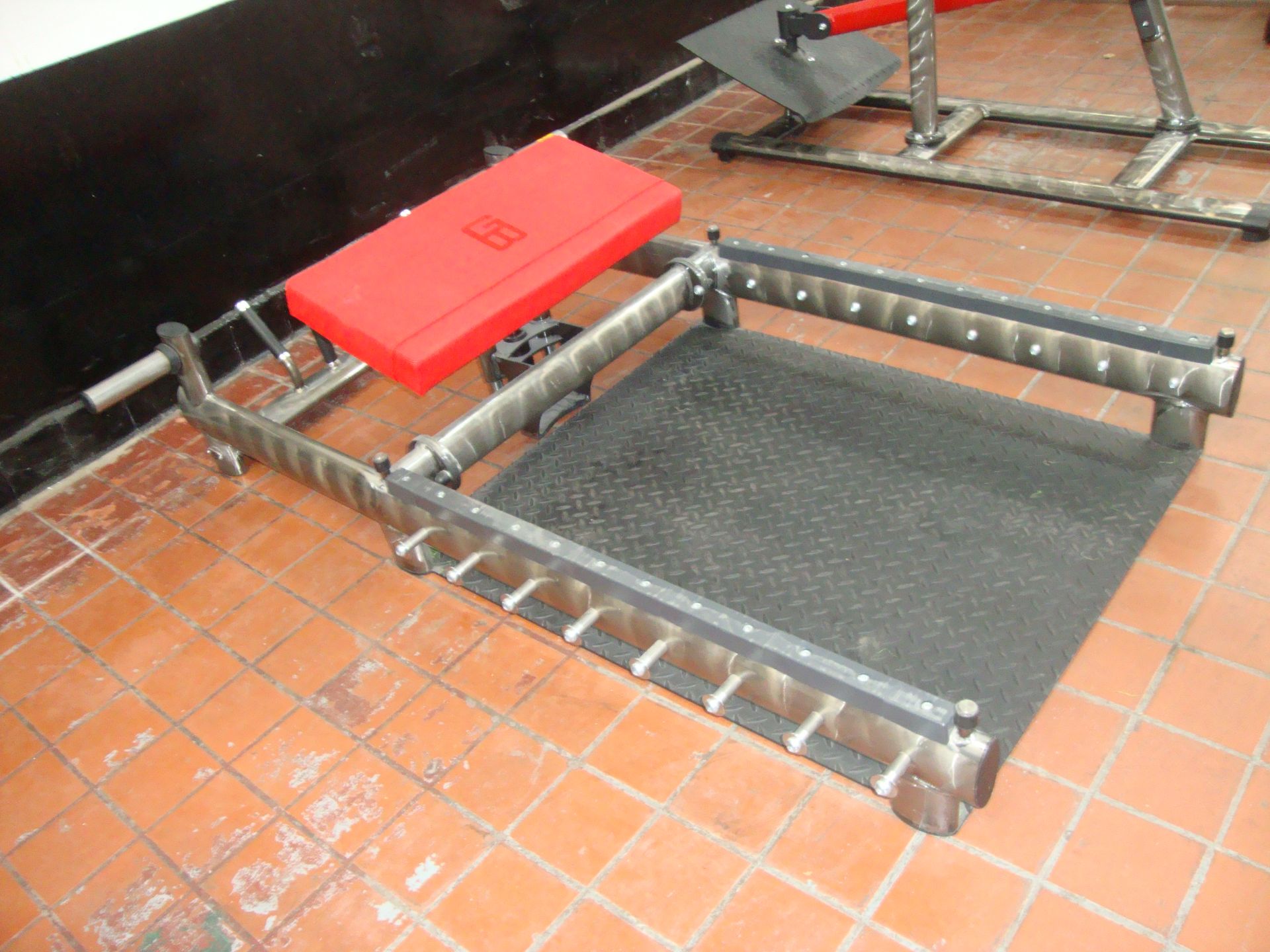 Gym 80 Sygnum glute builder, with silver frame & red upholstery, understood to have been purchased - Image 6 of 6