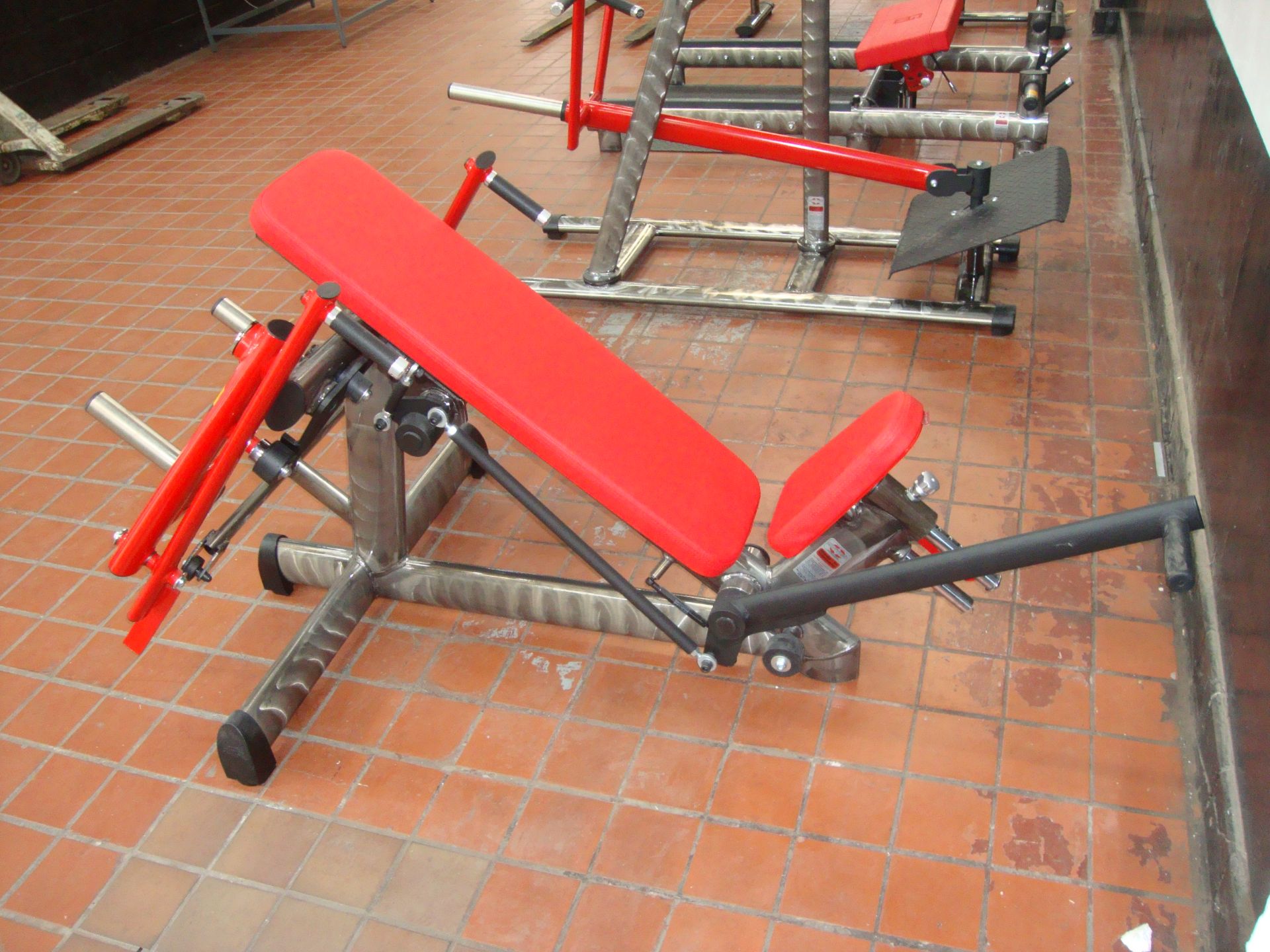 Gym 80 Sygnum Pure Kraft butterfly plate loaded machine, with silver/red frame & red upholstery, - Image 3 of 5