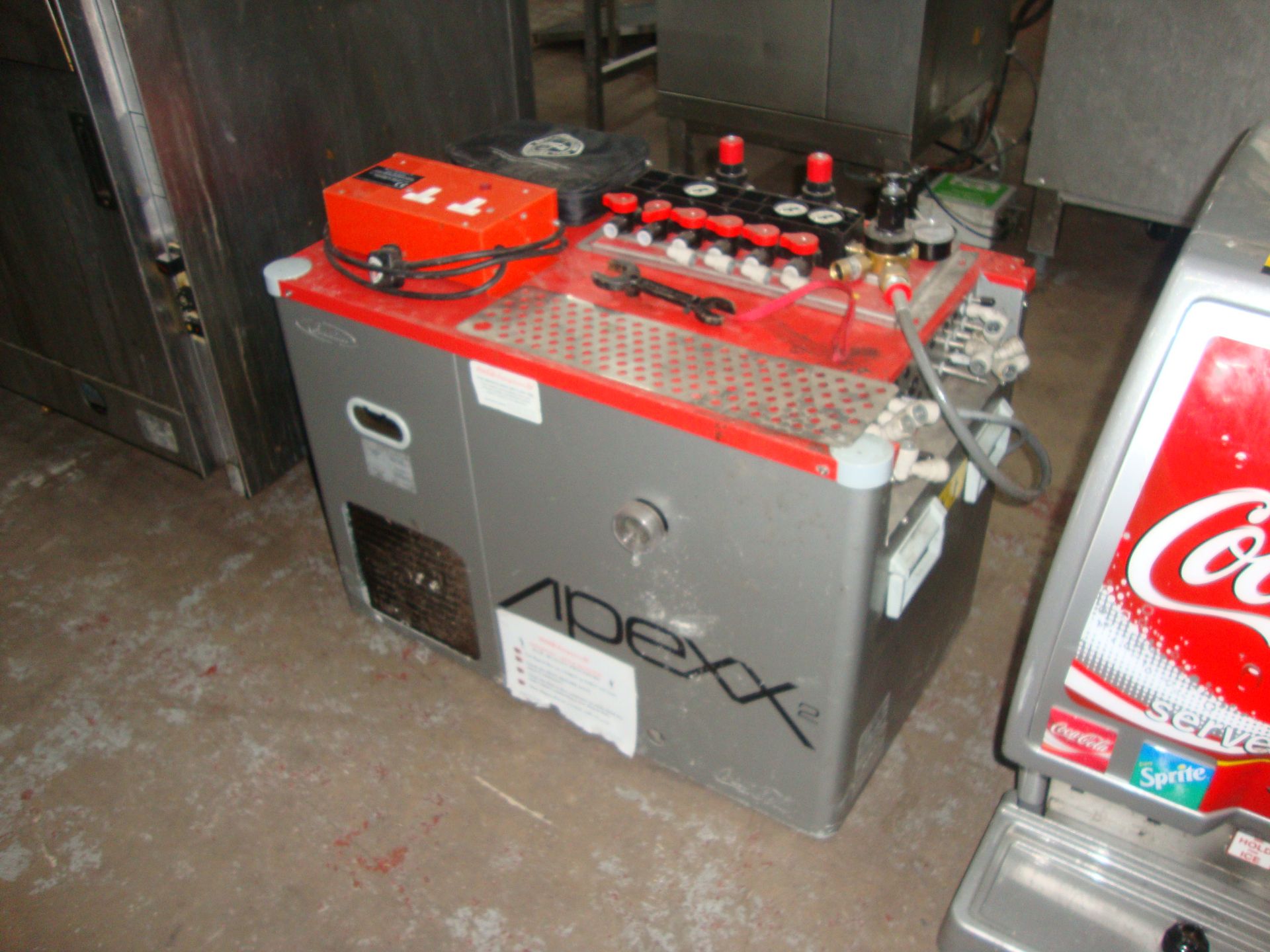 Post mix soft drink dispensing system comprising counter top dispenser and Apex 2 chilling/ - Image 3 of 5