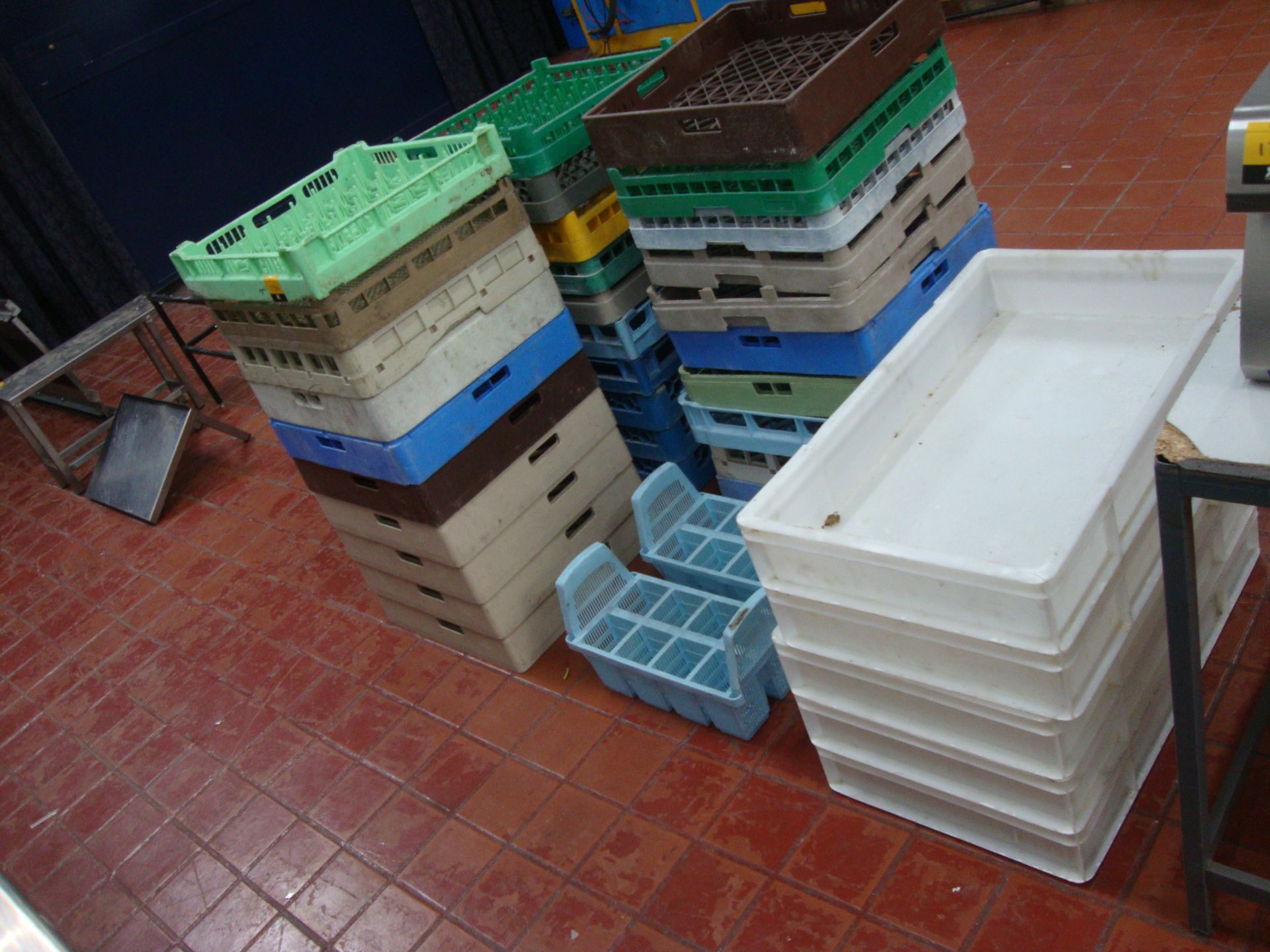 3 stacks of dishwasher/glasswasher trays, 5 large plastic trays and 2 blue cutlery trays - Bild 2 aus 2