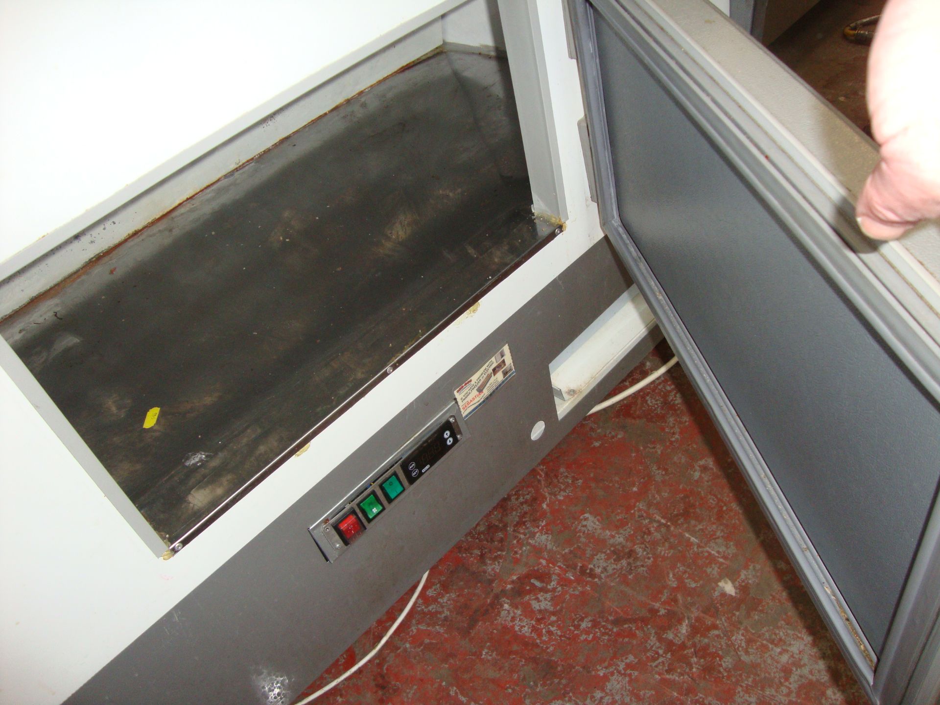 Large stainless steel and curved glass front display fridgeIMPORTANT: Please remember goods - Image 6 of 9
