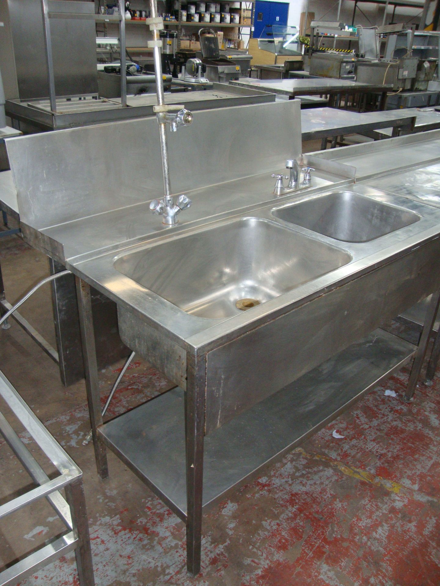 Stainless steel large twin bowl sink arrangement in two sections, the first comprising two large - Bild 3 aus 4