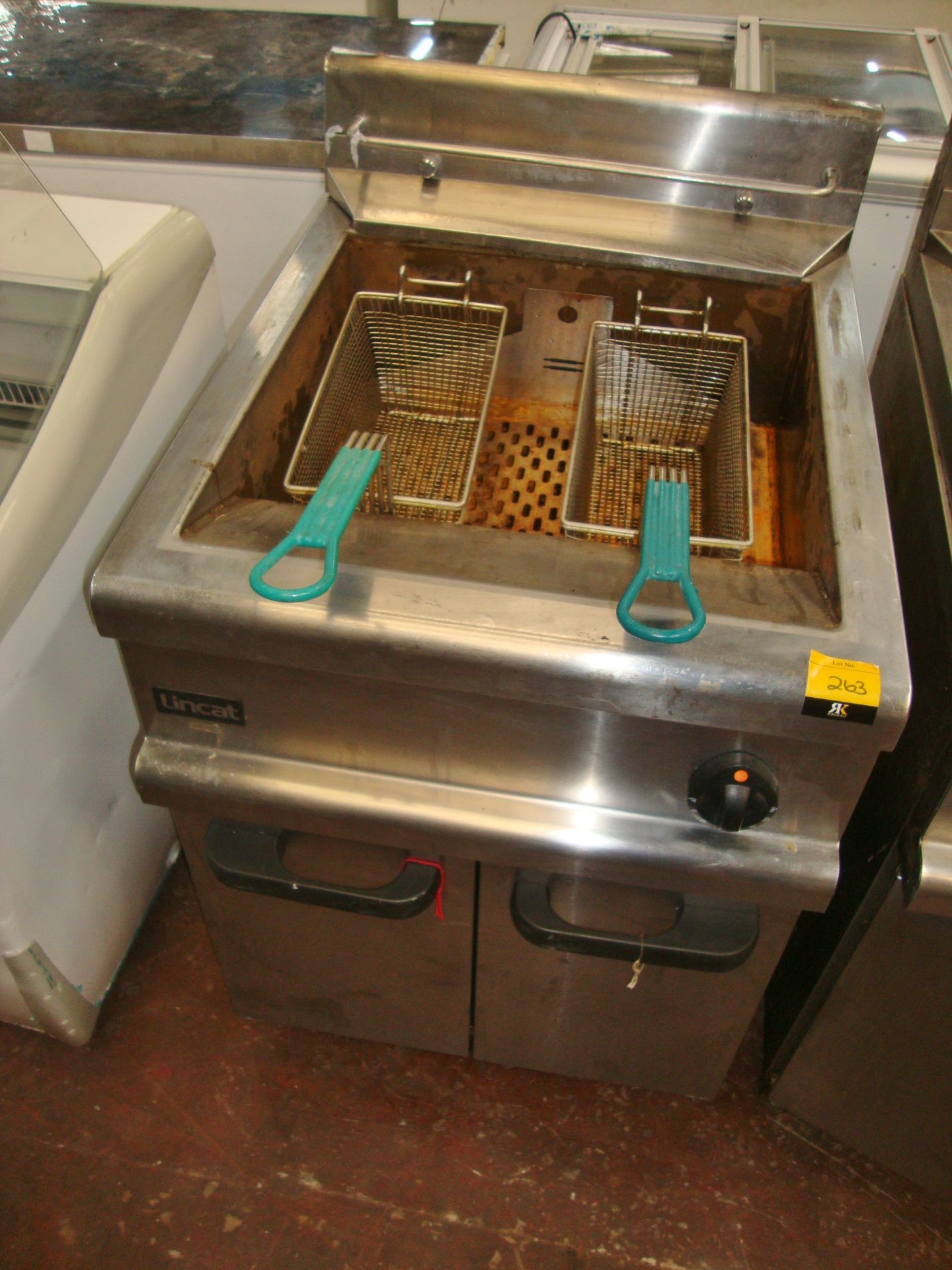 Lincat stainless steel floor standing twin deep fat fryer model OG7 107/NIMPORTANT: Please - Image 2 of 3
