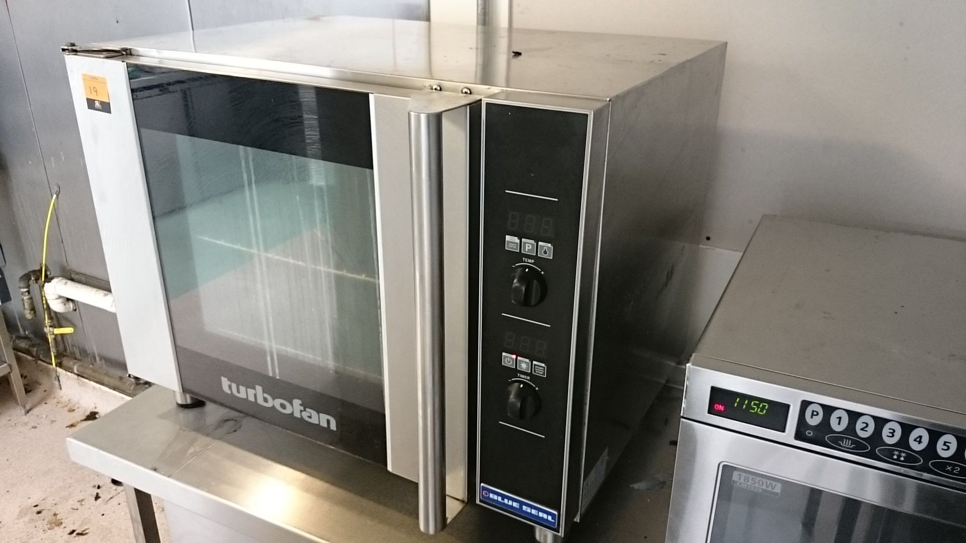 Blue Seal convection oven E31D4 plus s/s table measuring 900x815mm, total cost £1,345 + VAT when - Image 4 of 10