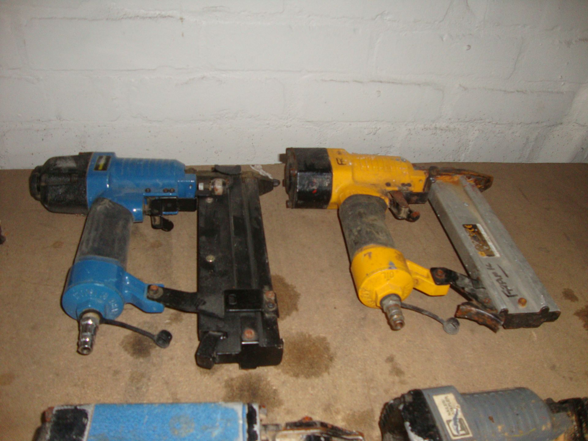 4 off assorted air operated nailers IMPORTANT: Please remember goods successfully bid upon must be - Image 2 of 2