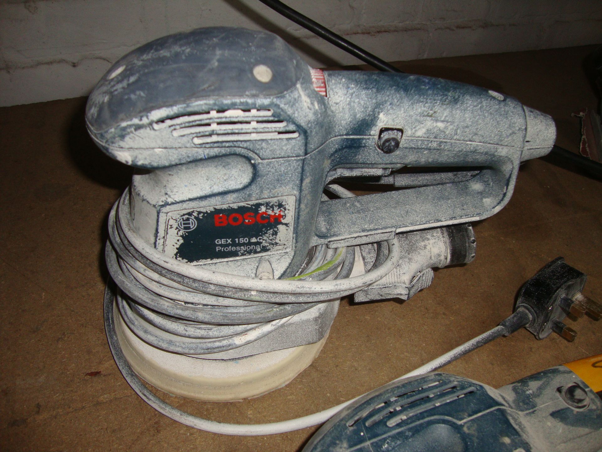 2 off Bosch model GEX150AC electric sanders IMPORTANT: Please remember goods successfully bid upon - Image 3 of 3