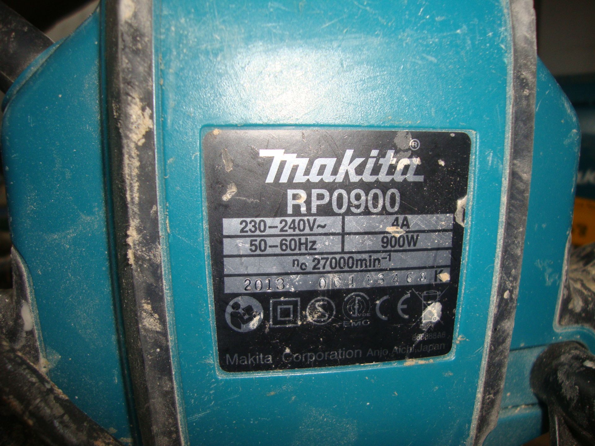 Makita handheld electric router model RP0900 IMPORTANT: Please remember goods successfully bid - Image 3 of 3