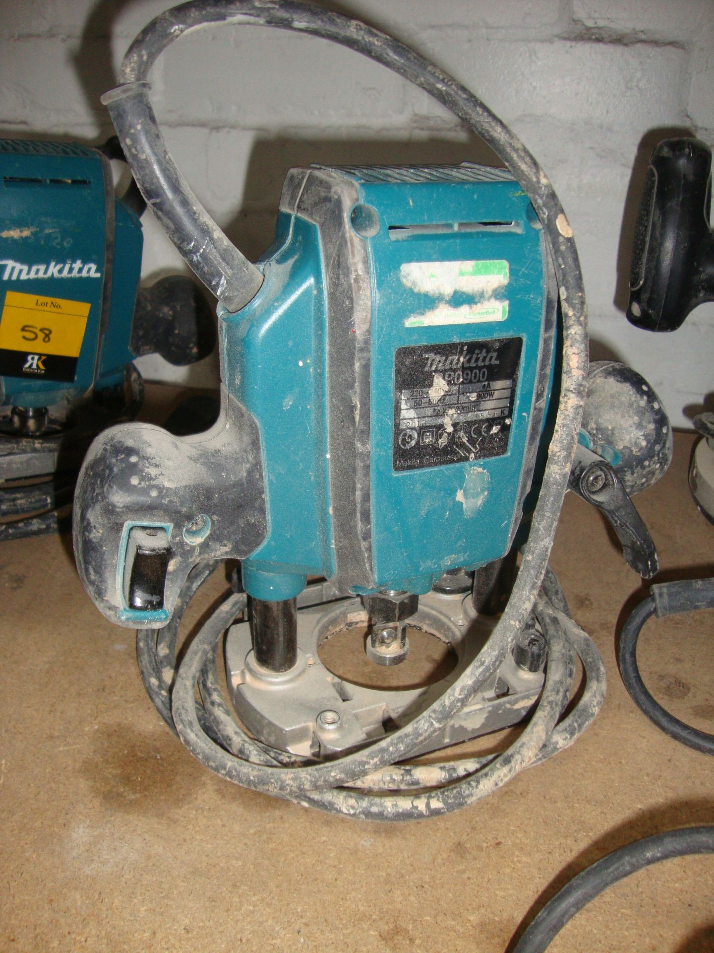 Makita handheld electric router model RP0900 IMPORTANT: Please remember goods successfully bid - Image 2 of 3