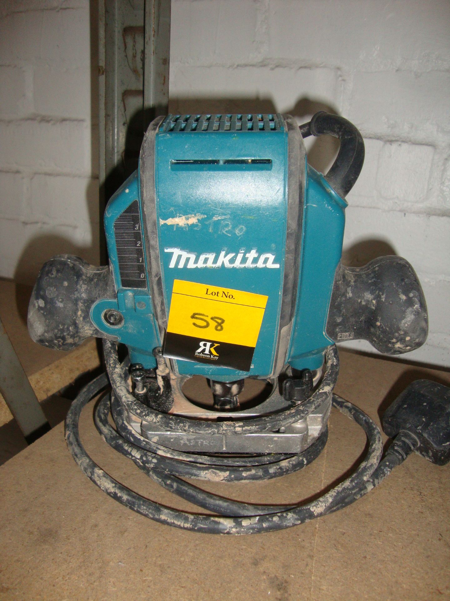 Makita handheld electric router model RP0900 IMPORTANT: Please remember goods successfully bid