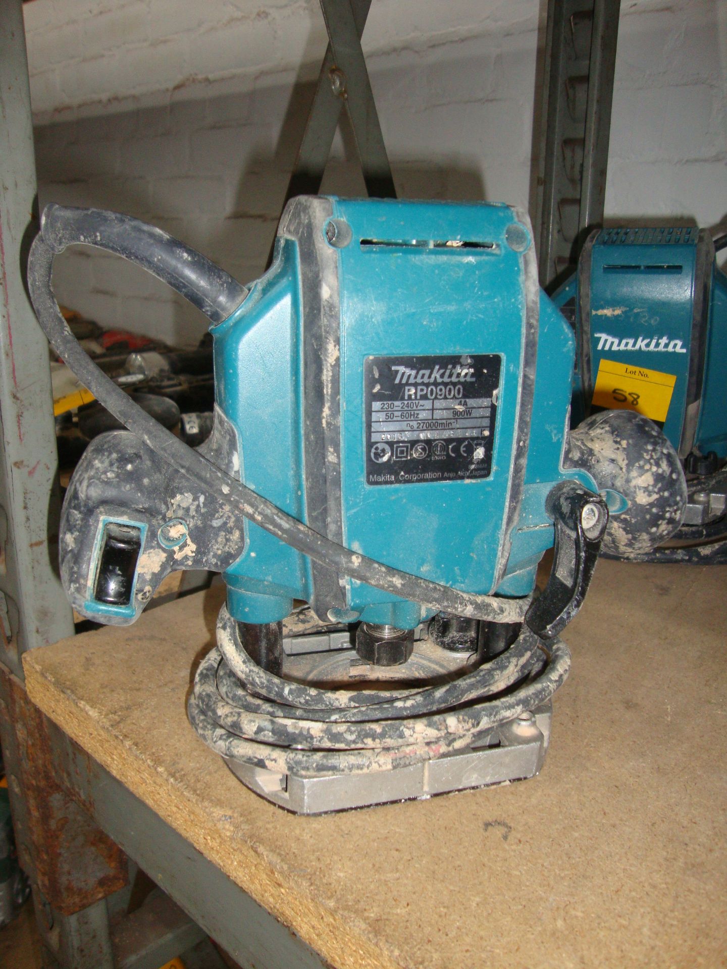 Makita handheld electric router model RP0900 IMPORTANT: Please remember goods successfully bid - Image 2 of 3