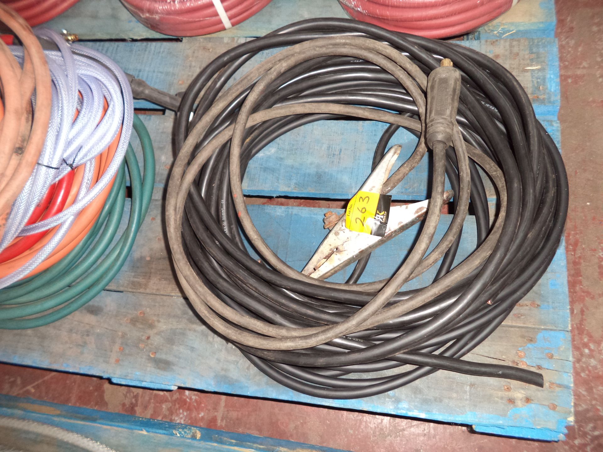 Row of assorted welding hose & related items IMPORTANT: Please remember goods successfully bid - Image 2 of 3