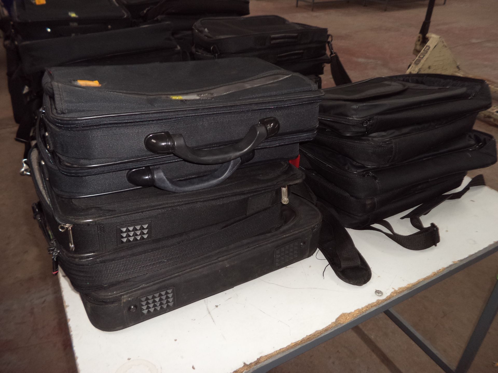 10 off assorted laptop bags/cases IMPORTANT: Please remember goods successfully bid upon must be - Image 2 of 3