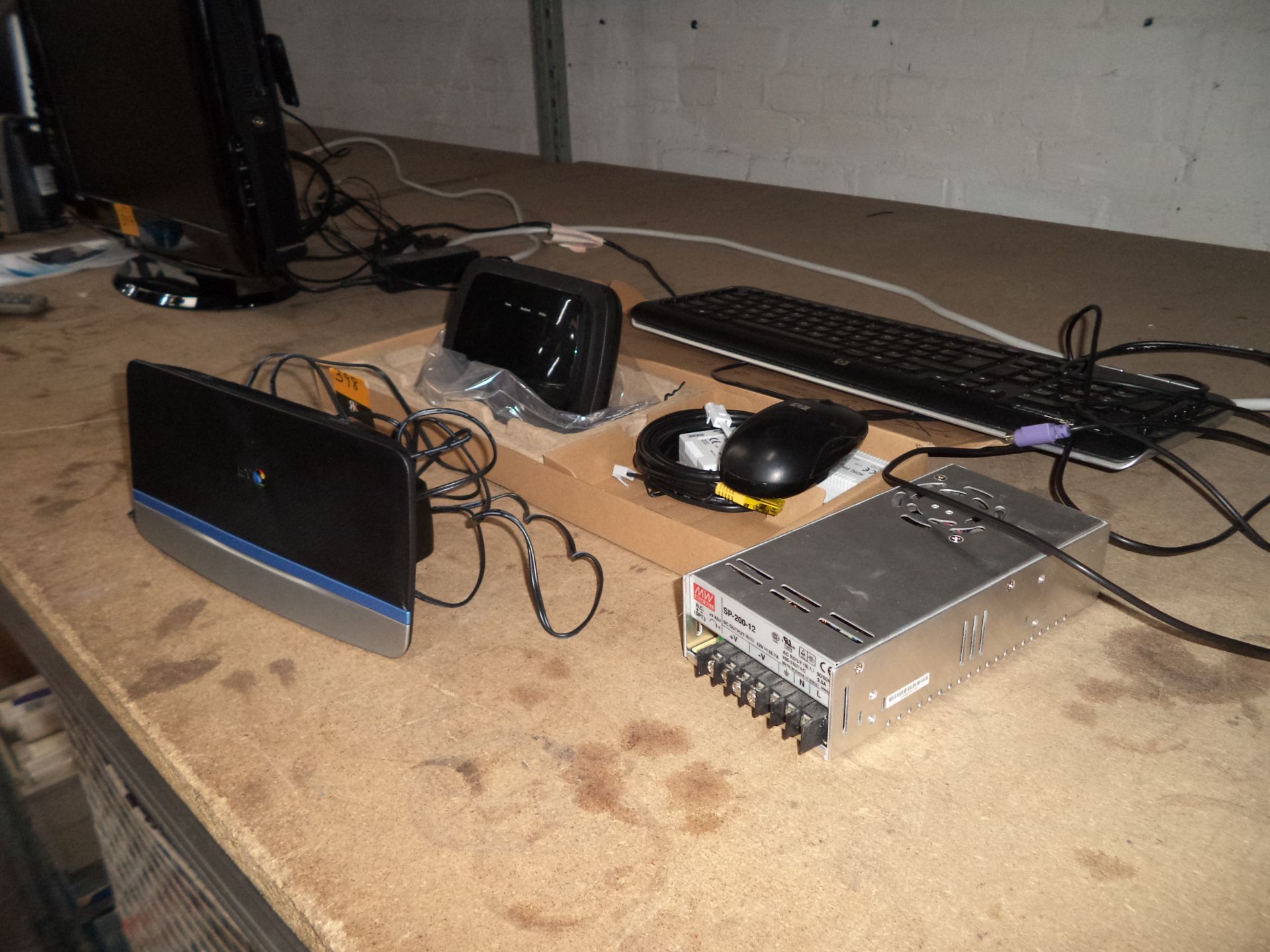 Assorted networking items comprising wireless equipment, keyboard, mouse, power supply, etc - Image 3 of 3