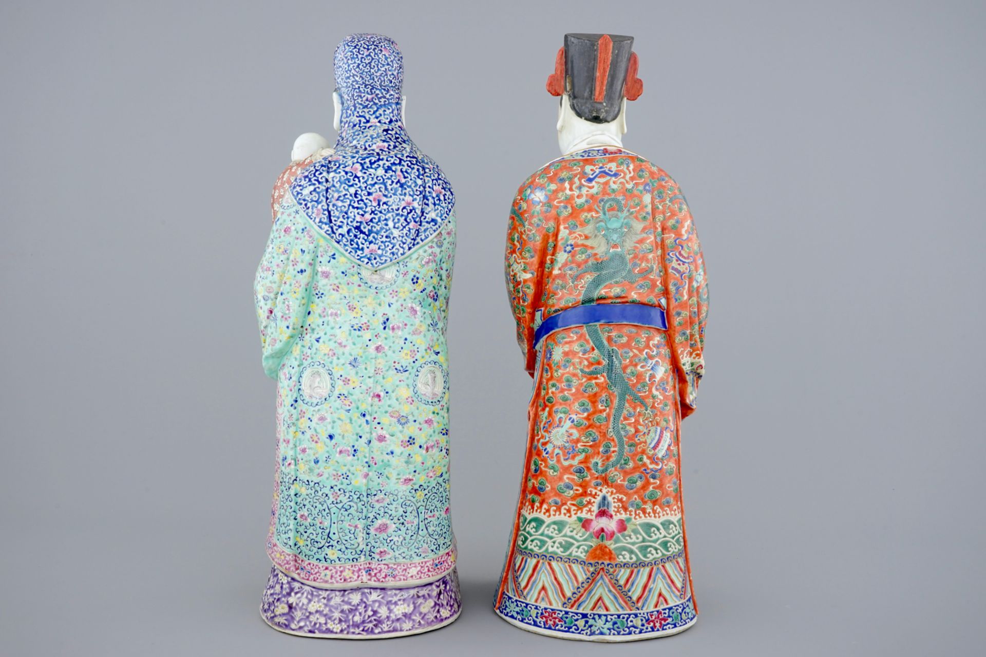 A set of 2 Chinese famille rose figures of immortals, 19th C. - H.: 62 cm - Base: [...] - Image 3 of 6