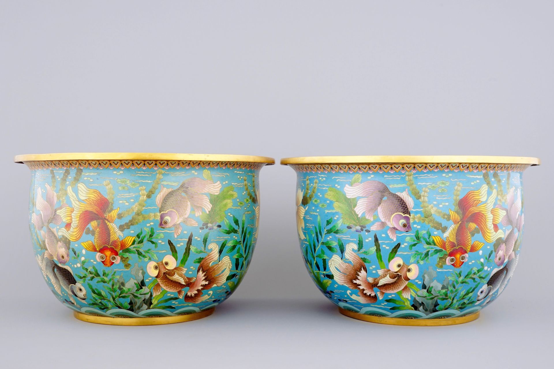 A pair of Chinese cloisonne fish bowls, 19/20th C. - H.: 31,5 cm - Dia.: 51,5 cm - - Image 2 of 6