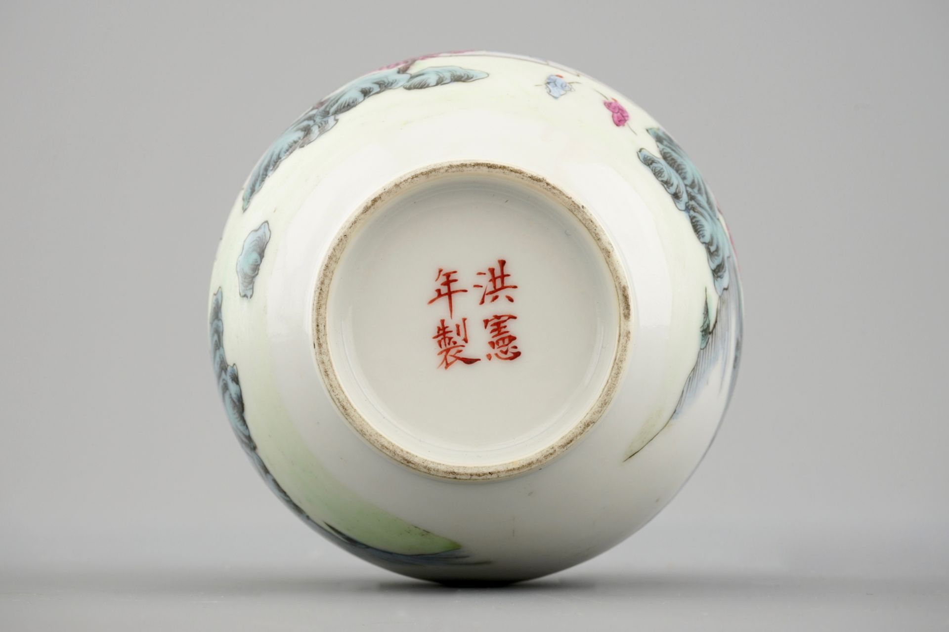 A small Chinese famille rose zun vase with Hongxian mark - H.: 9,5 cm - Dia.: 8,5 cm - - Image 6 of 6