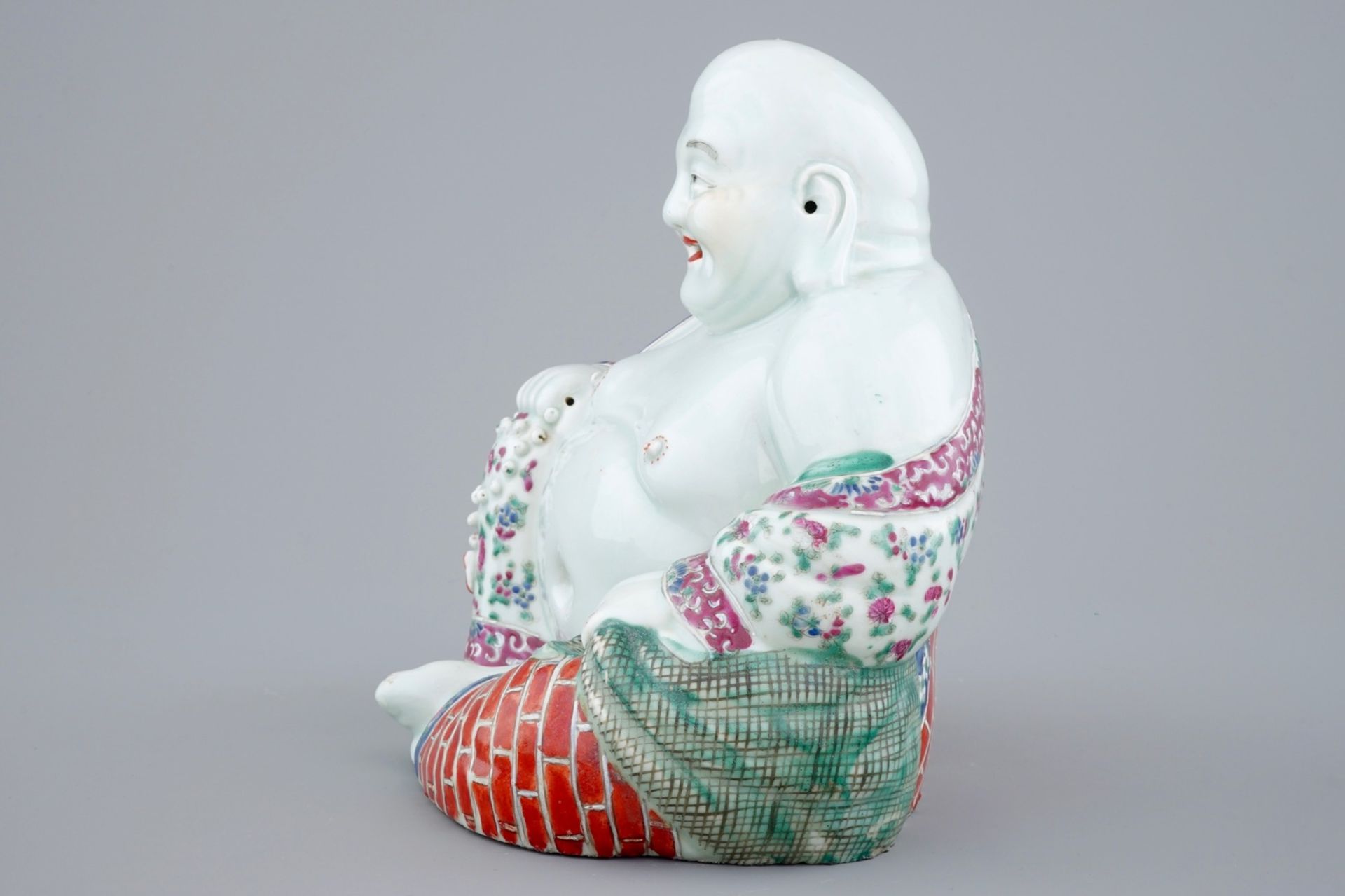 A large Chinese famille rose porcelain Buddha, 19/20th C. - H.: 26 cm - - Image 5 of 7