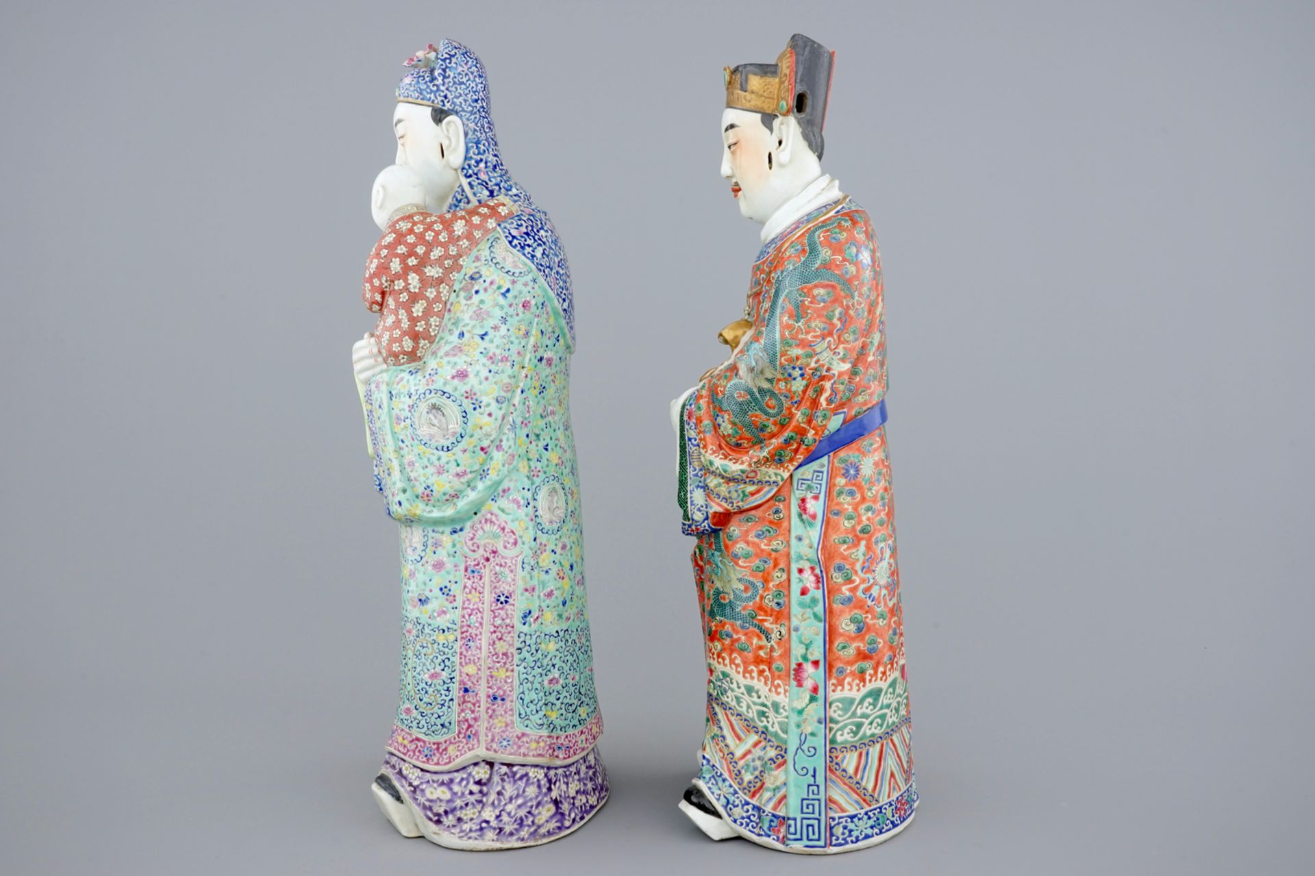 A set of 2 Chinese famille rose figures of immortals, 19th C. - H.: 62 cm - Base: [...] - Image 2 of 6