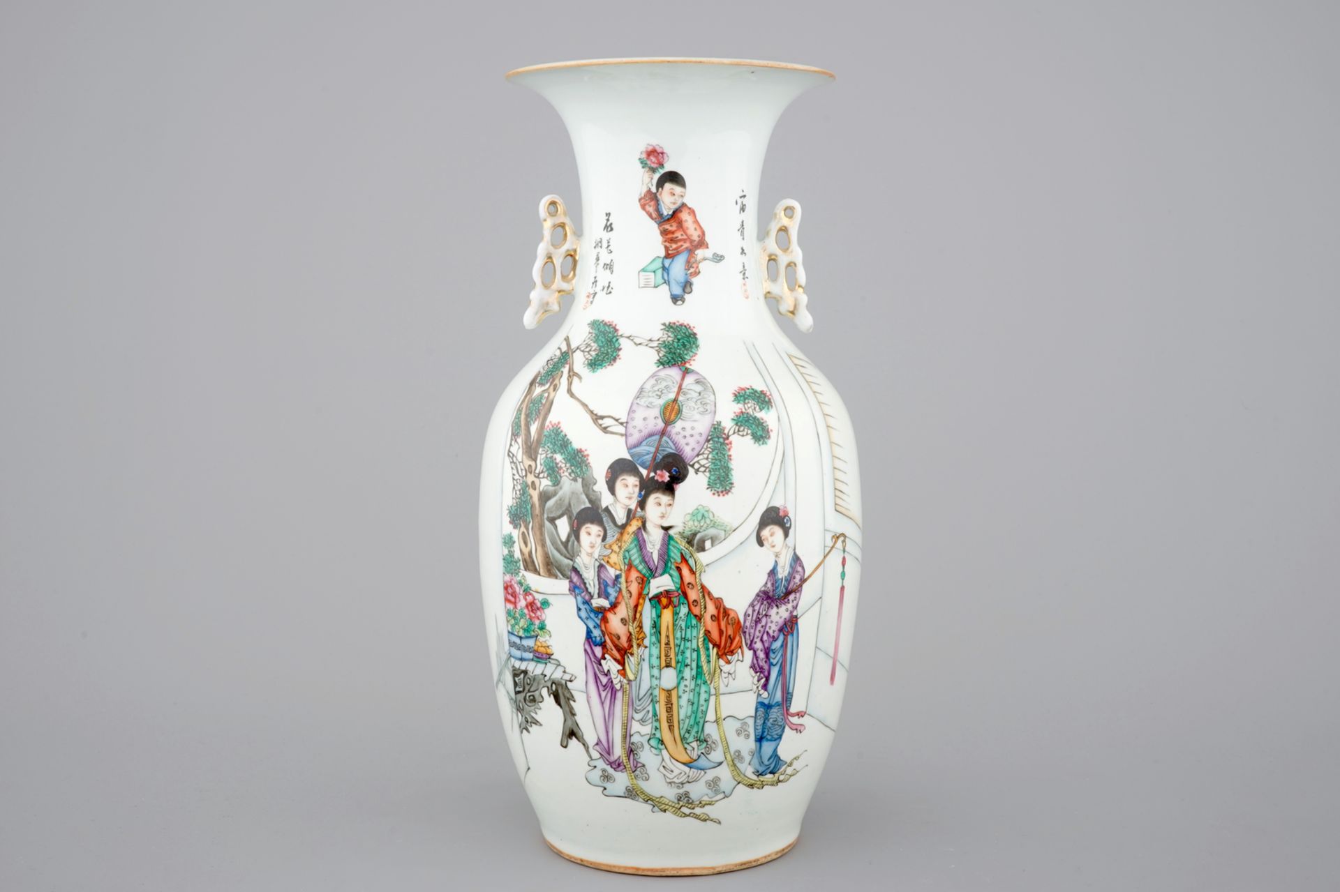 A Chinese famille rose vase with beauties in a garden, 19/20th C. - H.: 42,5 cm [...]