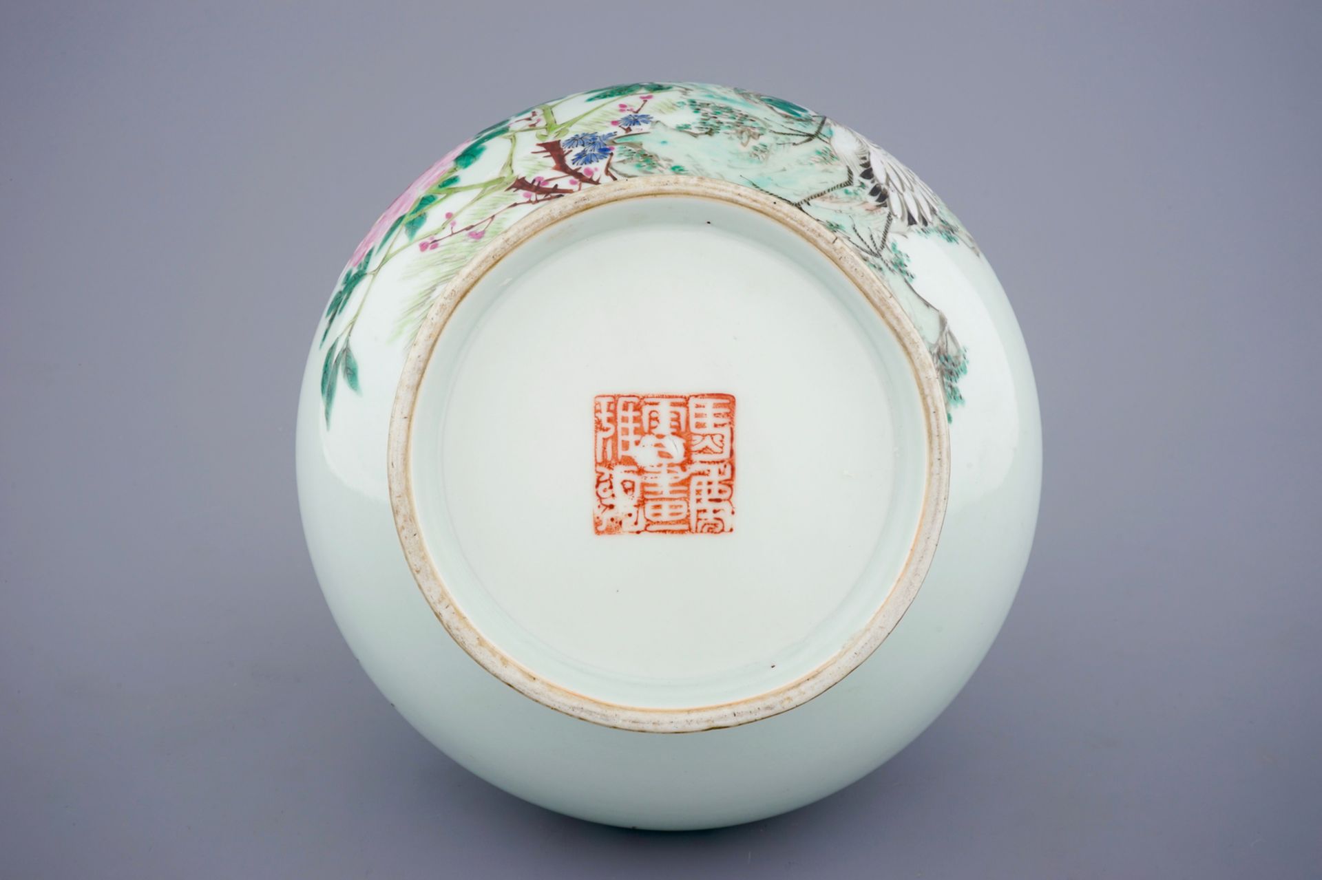 A Chinese qianjiang cai peacock and cranes vase, signed Ma Qing Yun, 19/20th C. - H.: [...] - Image 6 of 6