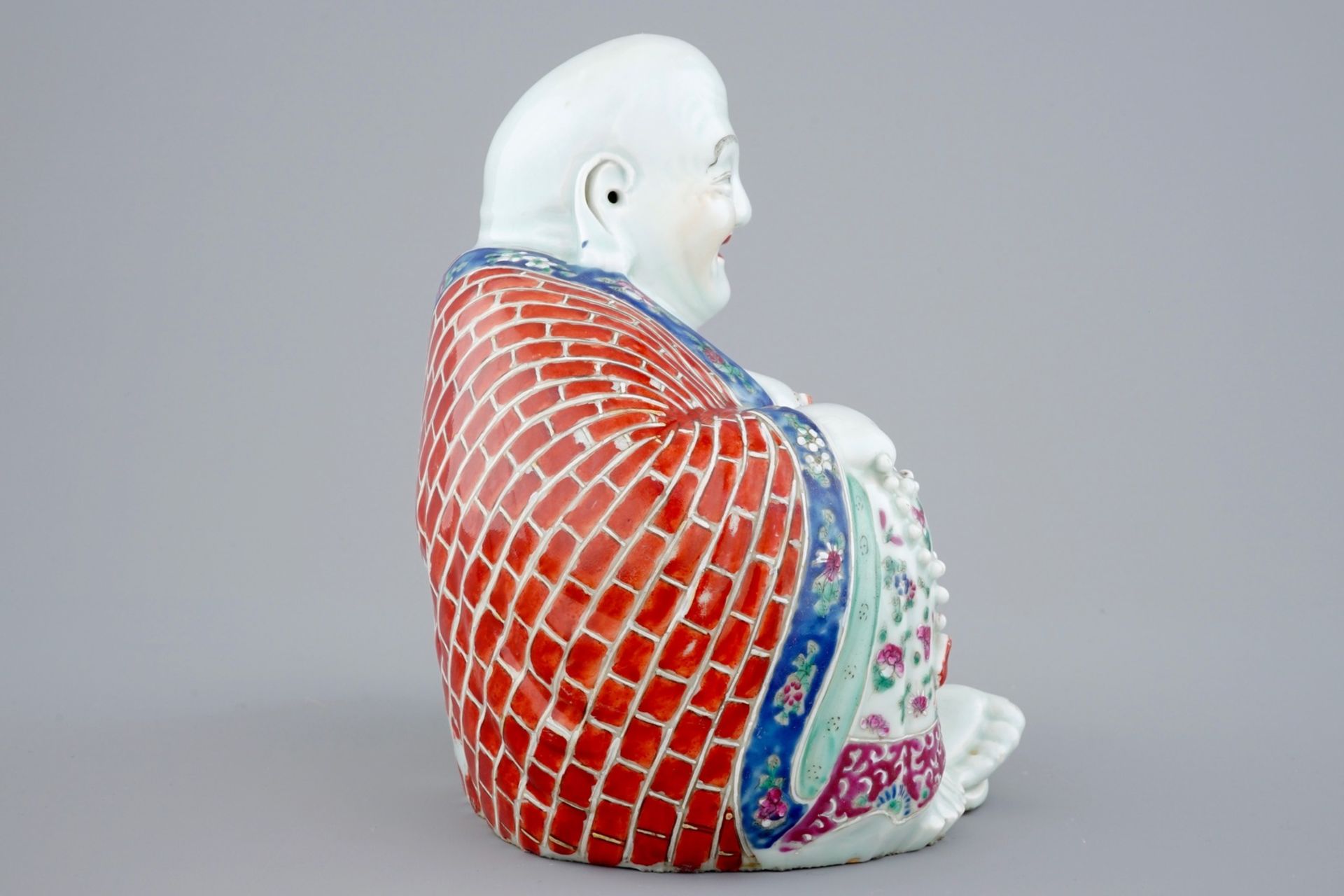 A large Chinese famille rose porcelain Buddha, 19/20th C. - H.: 26 cm - - Image 3 of 7