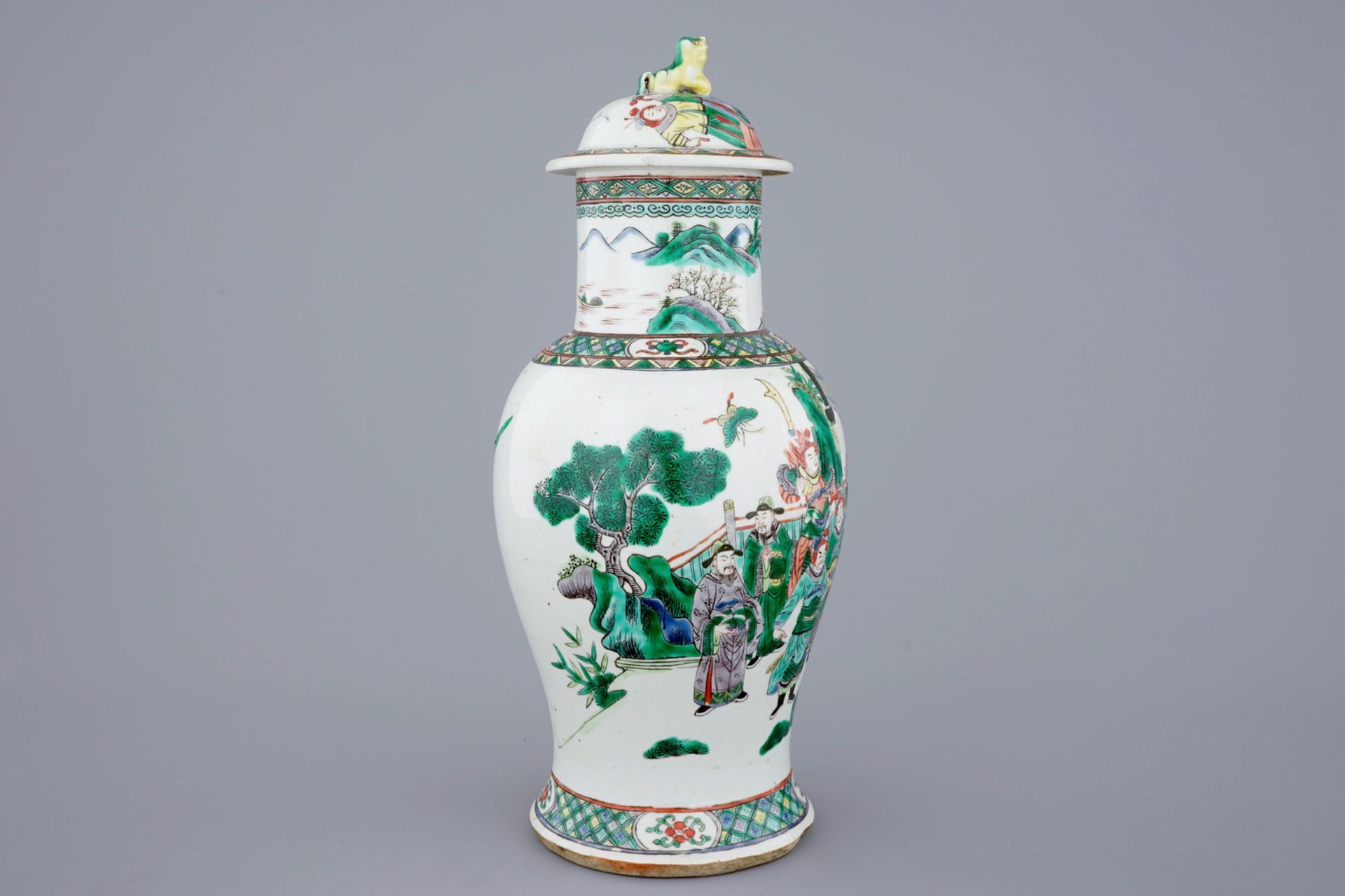 A Chinese famille verte vase and cover with a court scene, 19th C. - H.: 46,5 cm - [...] - Image 4 of 6