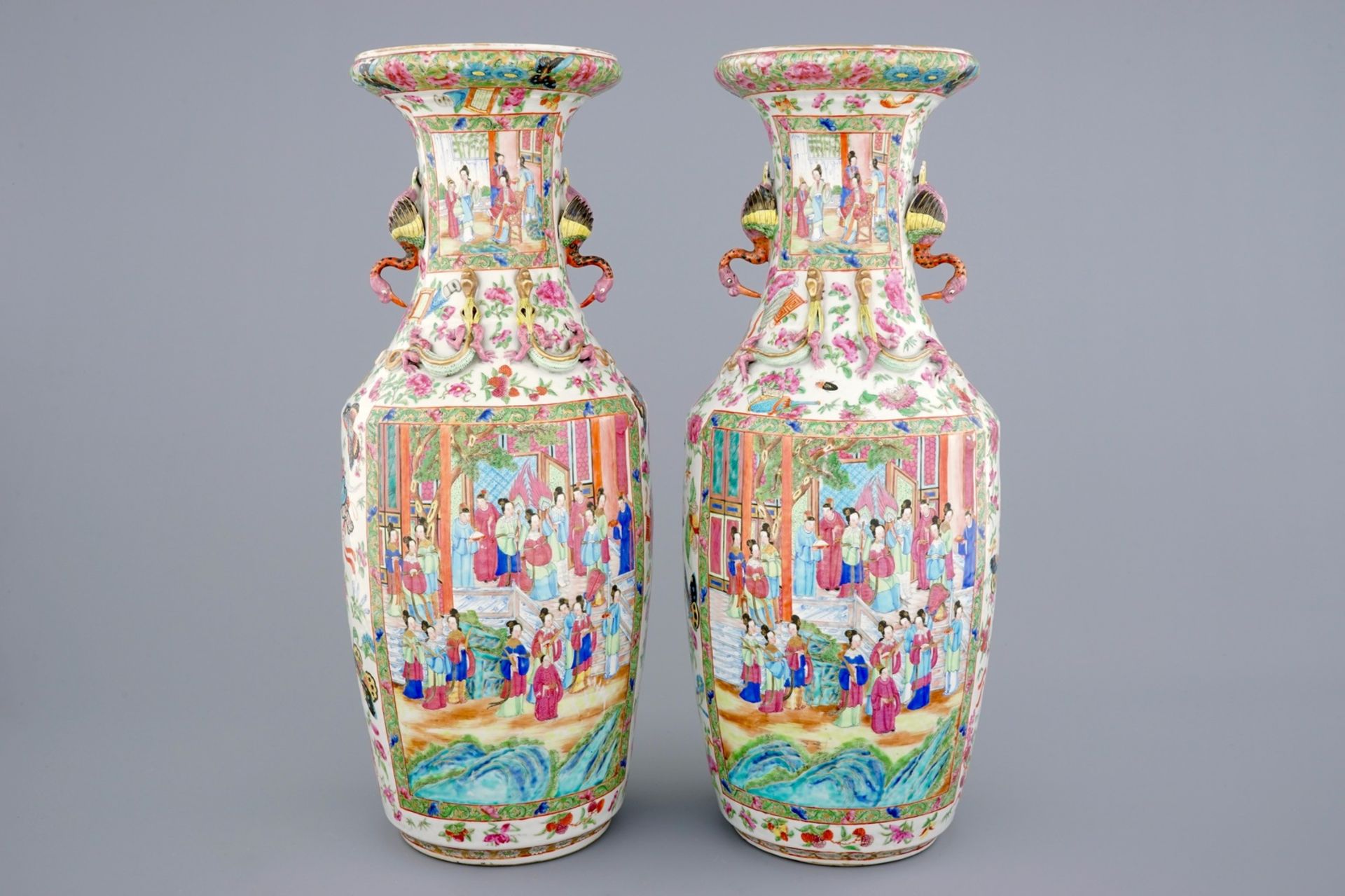 An excellent pair of Chinese Canton famille rose vases with duck handles, 19th C. - [...]
