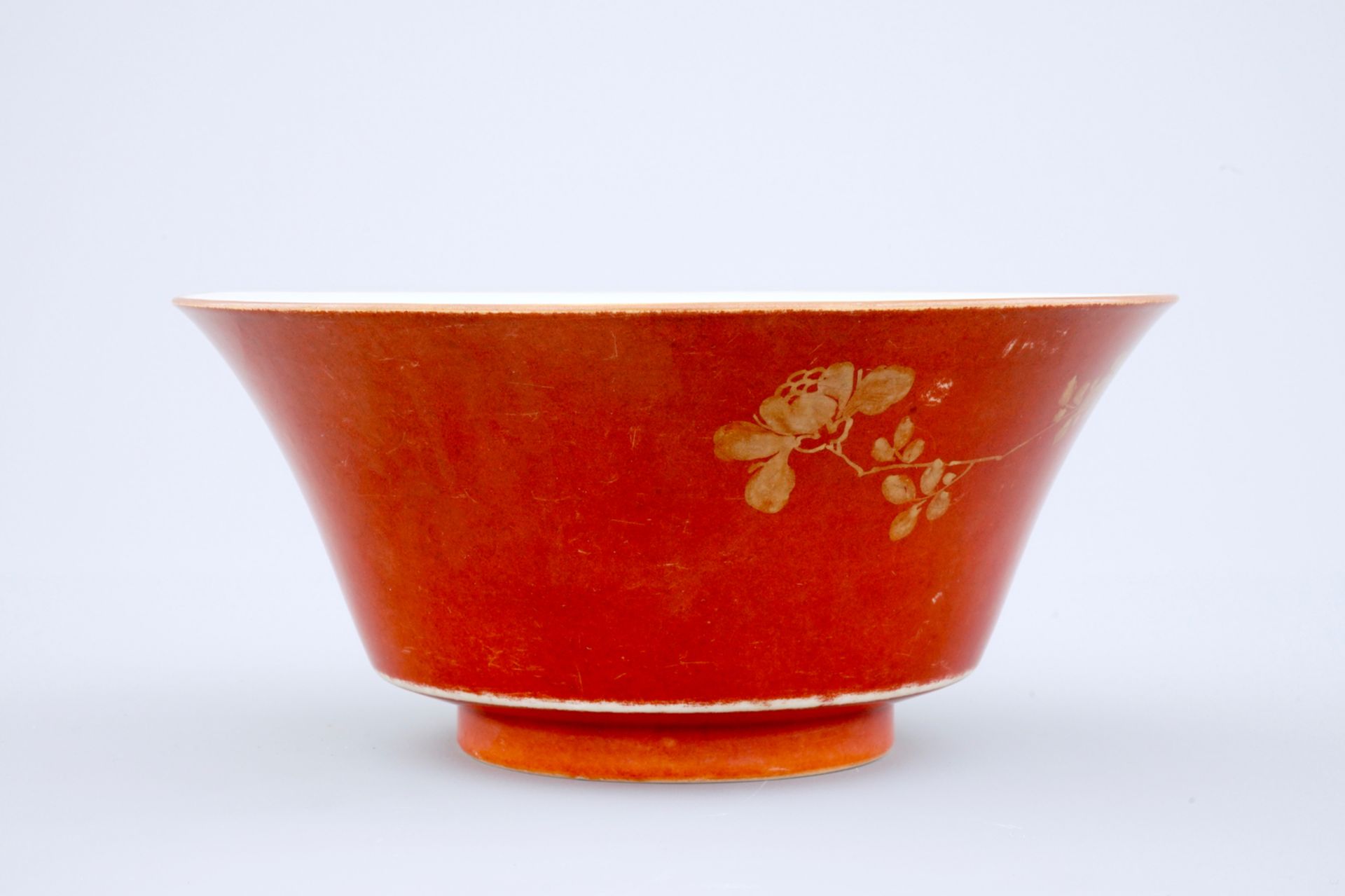 A Chinese coral red and gilt bowl, 18/19th C. - Dia.: 20 cm - H.: 9 CM -