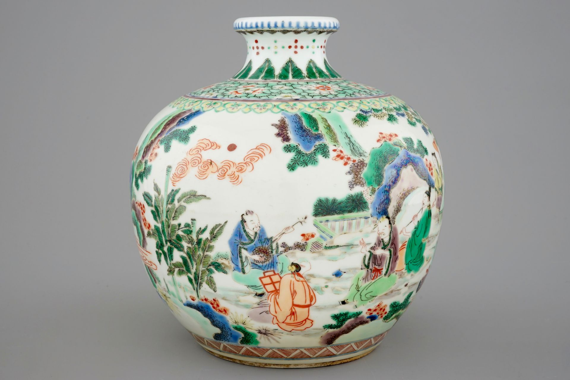 A fine Chinese famille verte vase with scholars in a garden, 19th C. - H.: 27,5 cm - [...] - Image 4 of 6