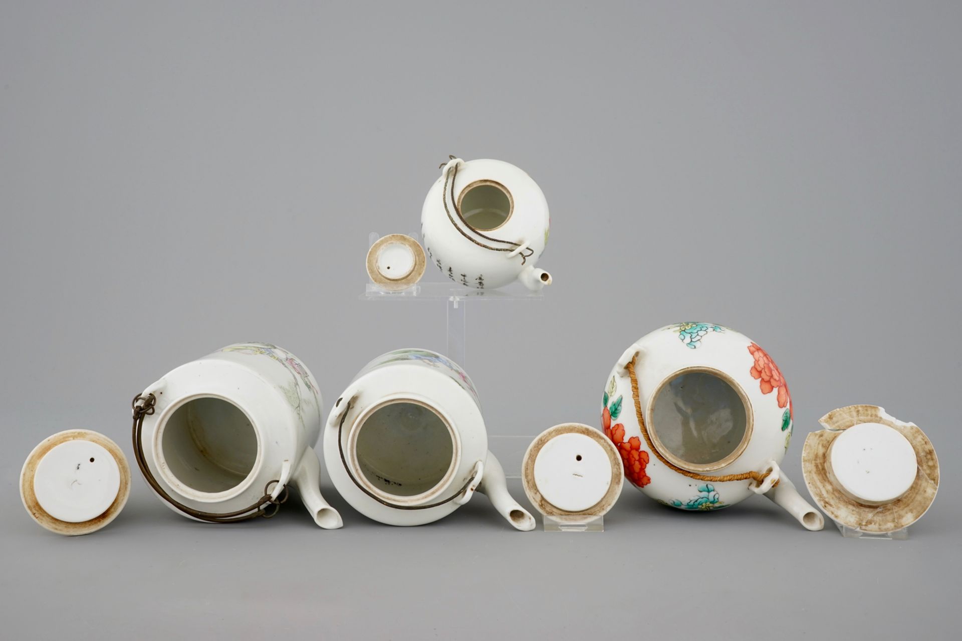 Four Chinese famille rose teapots, 19/20th C - L.: 16,5 cm - H.: 14,5 cm - W.: 11,5 [...] - Image 6 of 7