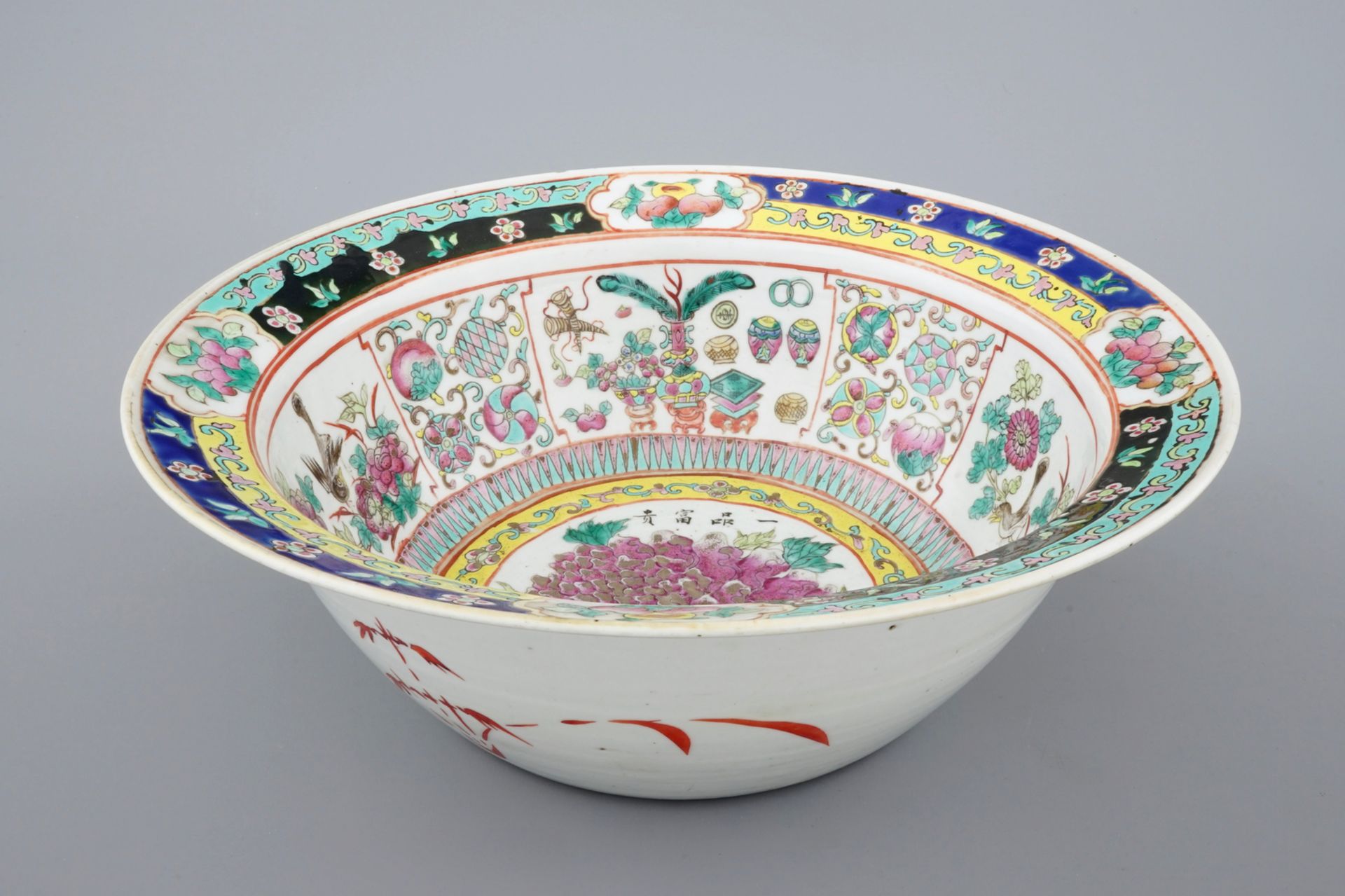 A deep Chinese famille rose Straits porcelain bowl with inscription, 19th C. - Dia.: [...] - Image 2 of 7